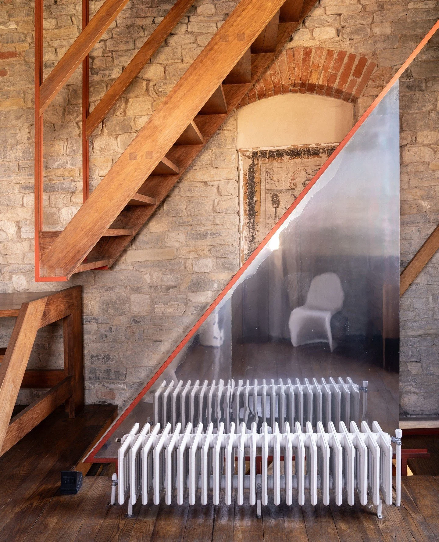 Light, reflections, and quiet details. ⁠
⁠
In the Artist Suite, every surface catches something: a shadow, a glimpse of the landscape, a soft shift in tone as the day unfolds.⁠
⁠
A space where light becomes part of the experience.⁠
Plan your stay and