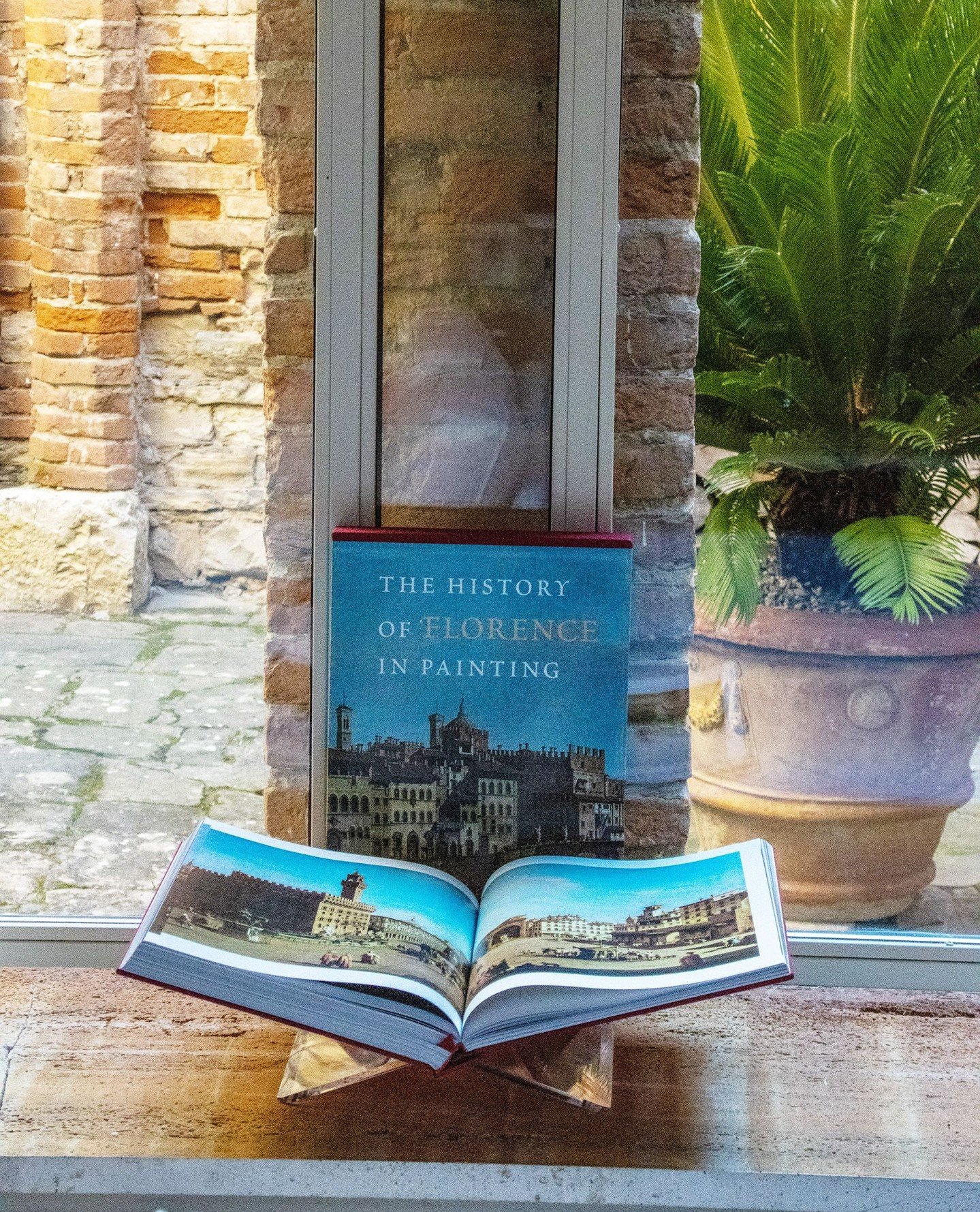 At Torre di Sopra, the living room reveals itself slowly: a play of light, textures, and unexpected details that shift with the day. Music in the background, a book left open, conversations that stretch without notice.⁠
⁠
The kind of room you drift i