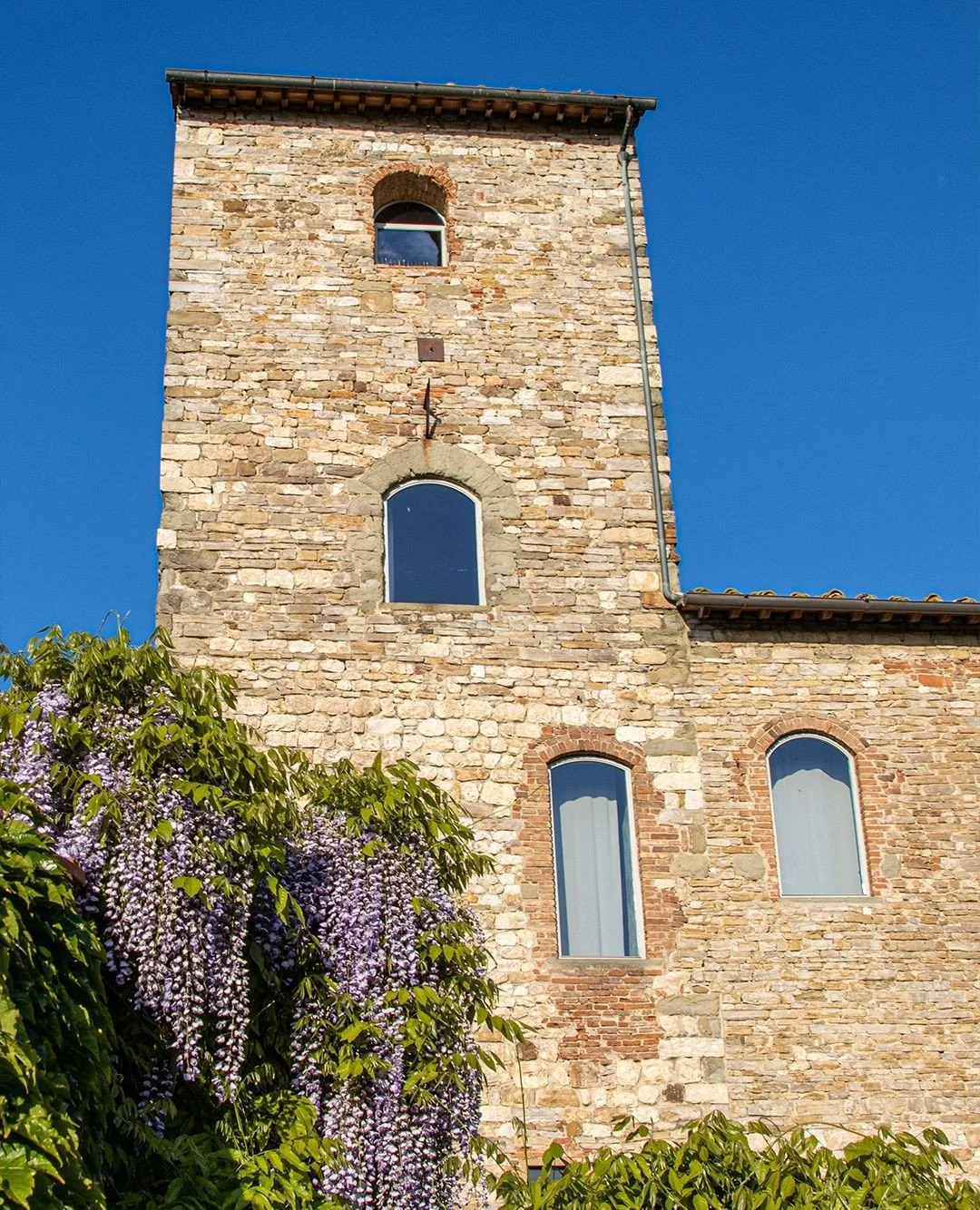 The season of wisteria has arrived. ⁠
⁠
Soft cascades of violet begin to wrap around the pergola, filling the air with that unmistakable sense of spring at Torre di Sopra.⁠
A quiet transformation, unfolding day by day.⁠
⁠
A moment to pause beneath it
