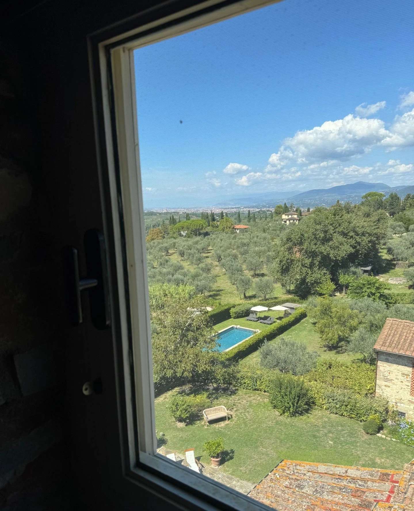 Did you know that you can actually see the Duomo from Torre di Sopra?⁠
⁠
From the Artist Suite at Torre di Sopra, the Duomo of Florence appears quietly in the distance: close enough to remind you of the city&rsquo;s energy, far enough to feel complet