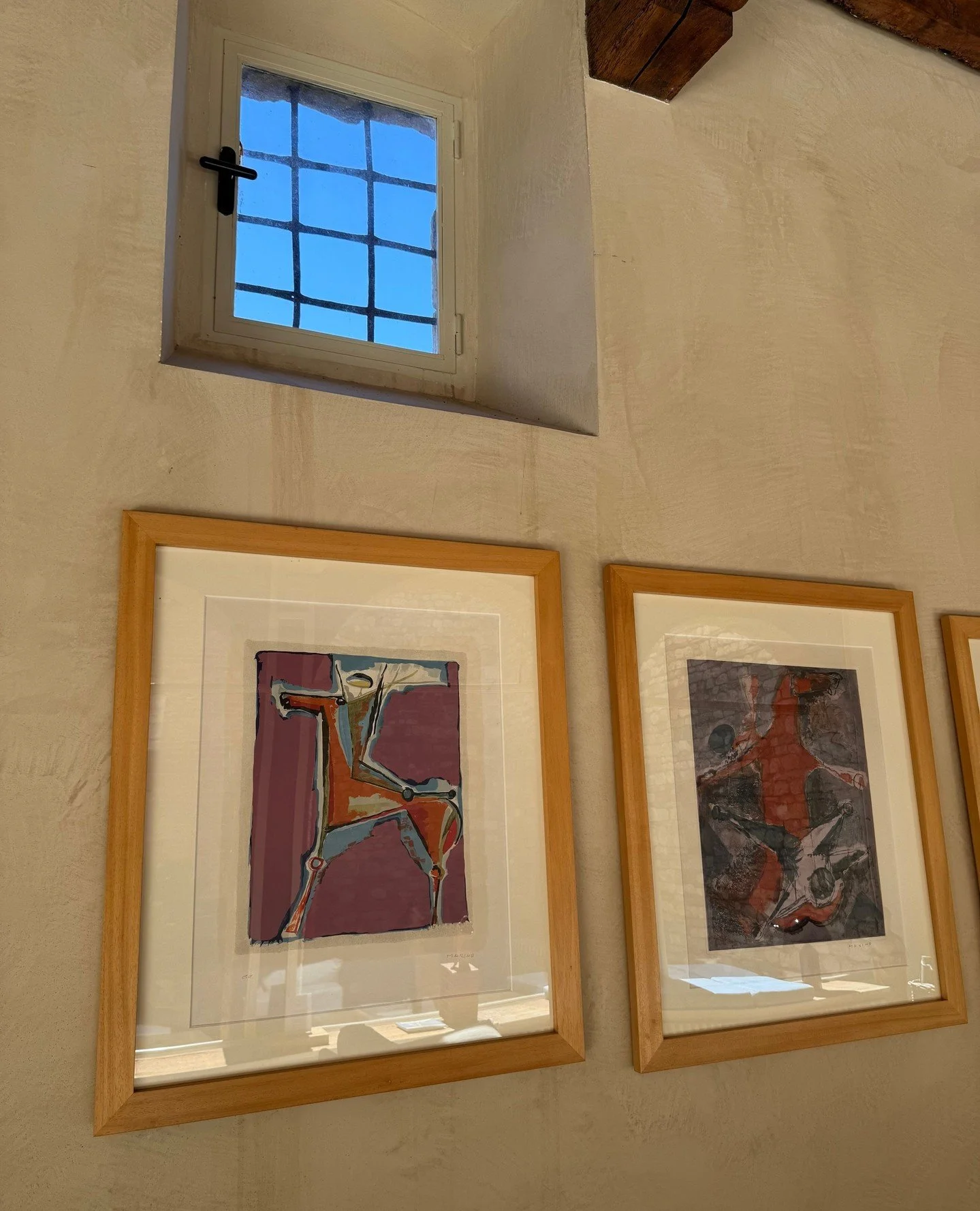 Art lives quietly in the living room at Torre di Sopra. ⁠
⁠
Paintings, objects, books, and light come together naturally, a space where every detail adds depth, character, and a sense of lived beauty.⁠
⁠
Designed to be experienced slowly.⁠
⁠
⁠
⁠
#Tor