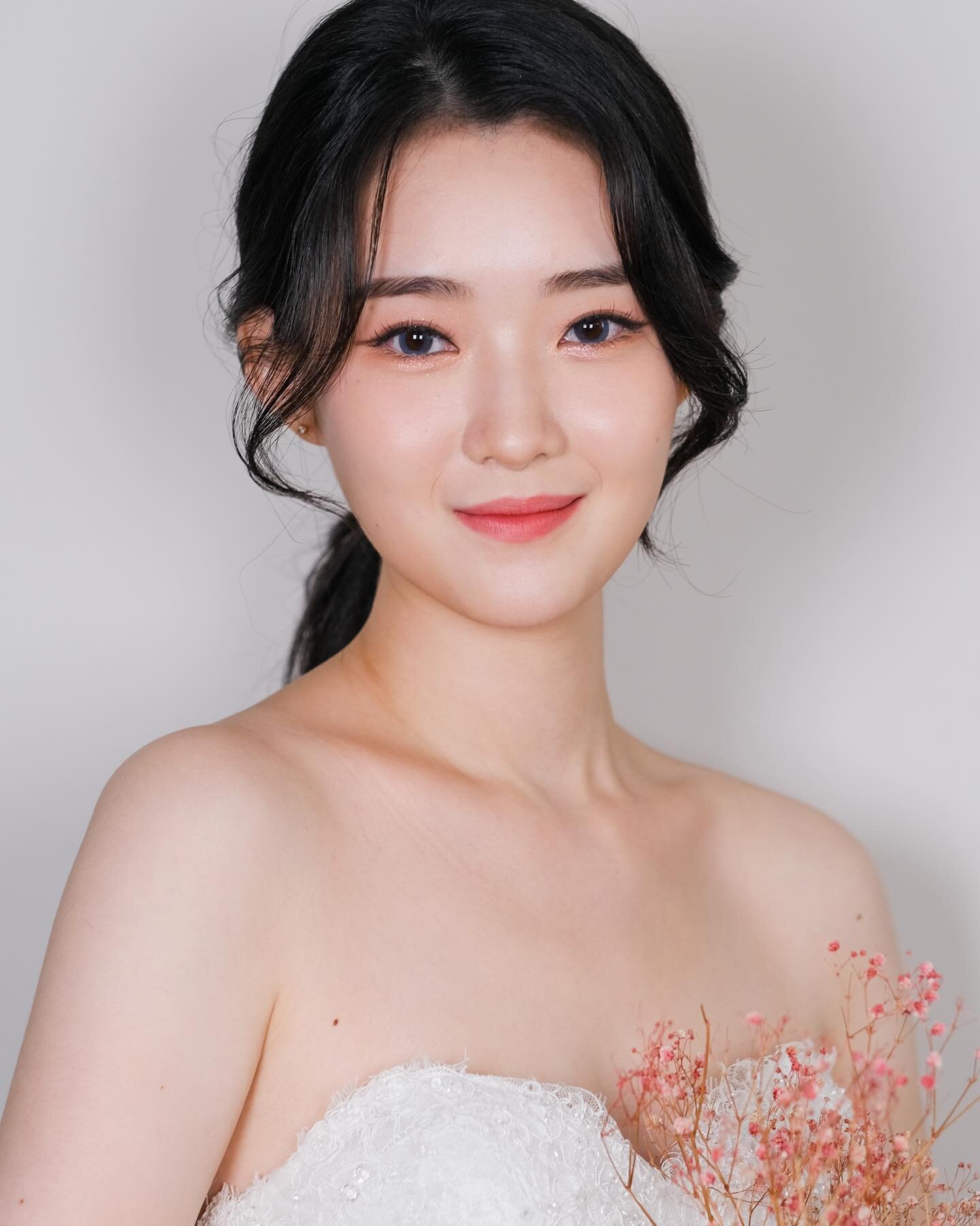 Fresh, young and sweet - all encompasses Korean makeup! 🌷 Natural yet distinct, the Korean look is all about a soft glam with a precise hand ✨

&mdash;
💄 @autelier_makeup @rowan_autelier 
👩 @bebeblush.sg 

&mdash; ⁠⁠
#sgbrides #sgwedding #sgmua #s