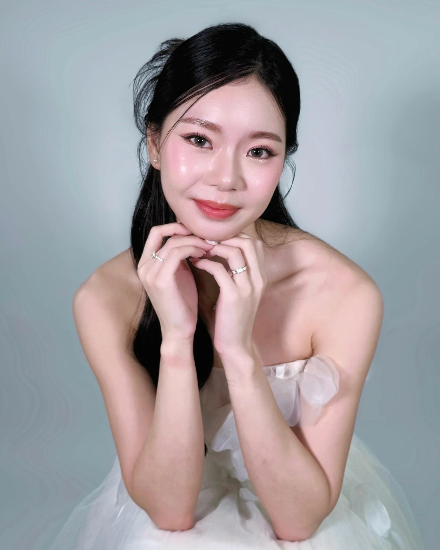 HMUA @jasmineliang_autelier
An Expert in Transformation, Trusted for Versatility

A sweet timeless look that is all about the tiny details 🤍💫

&mdash;

[No. 1 in Singapore for Most 5-Star Bridal Makeup Reviews] 

#hairstyling #cute #makeup #bridal 
