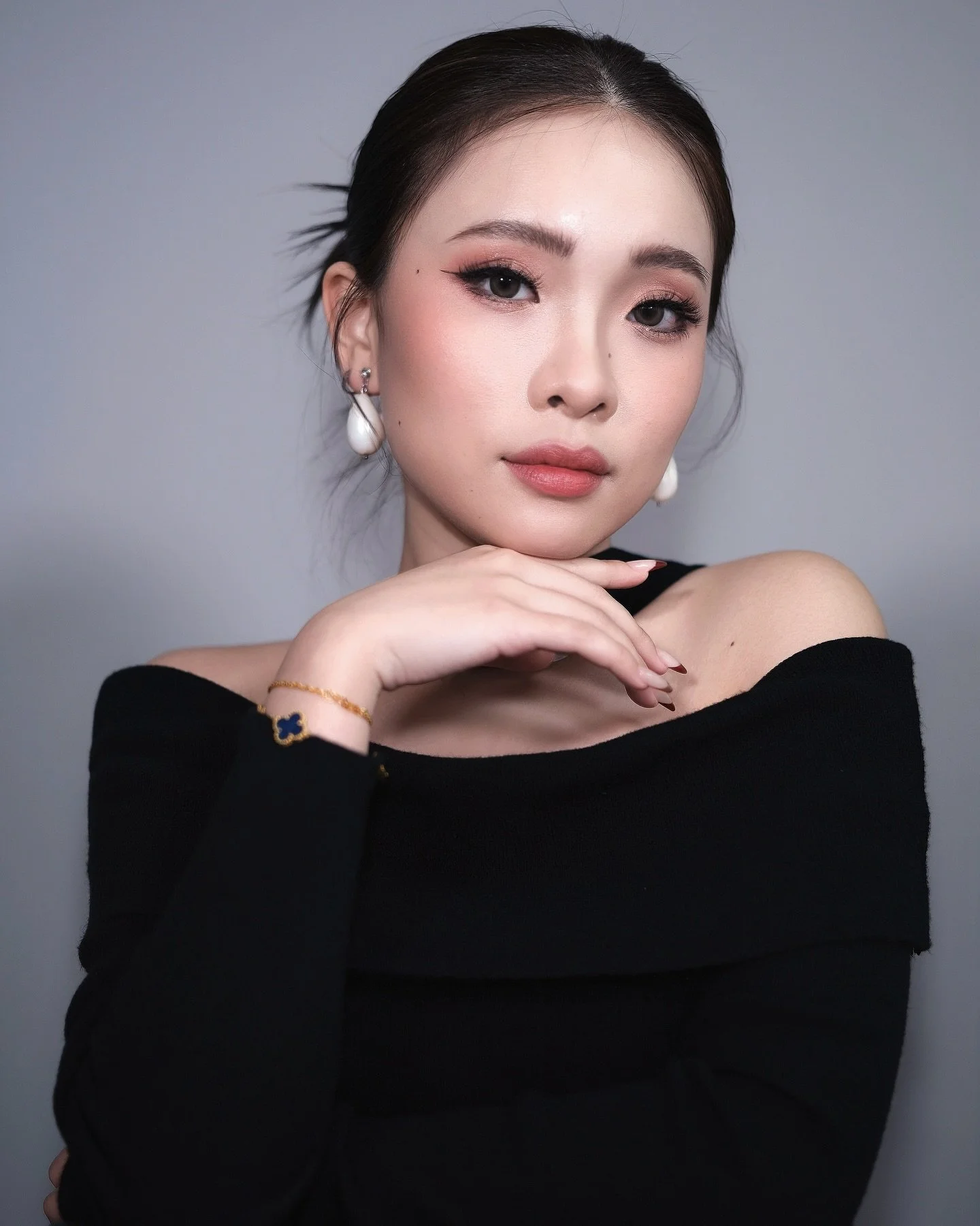 HMUA @cherryau_autelier
Timeless Elegance and Effortlessly Poise

Bold yet wearable for those who want a little glamour ✨🖤

&mdash;

[No. 1 in Singapore for Most 5-Star Bridal Makeup Reviews]

#hairstyling #cute #makeup #sgmakeupartist bridal #makeu