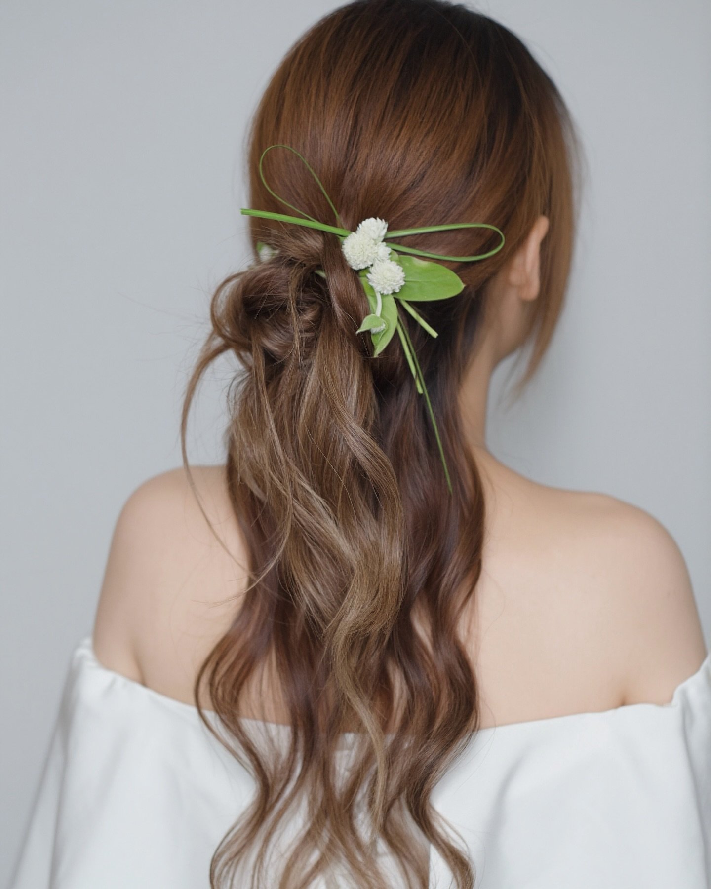 HMUA @imelda_autelier
Feminine Clean looks that whisper Delicate Beauty

Whimsical blooms in a half bunny-tail 🌿🌸

&mdash;

[No. 1 in Singapore for Most 5-Star Bridal Makeup Reviews]

#hairstyling #cute #makeup #bridal #makeupartist bridalmakeup ma