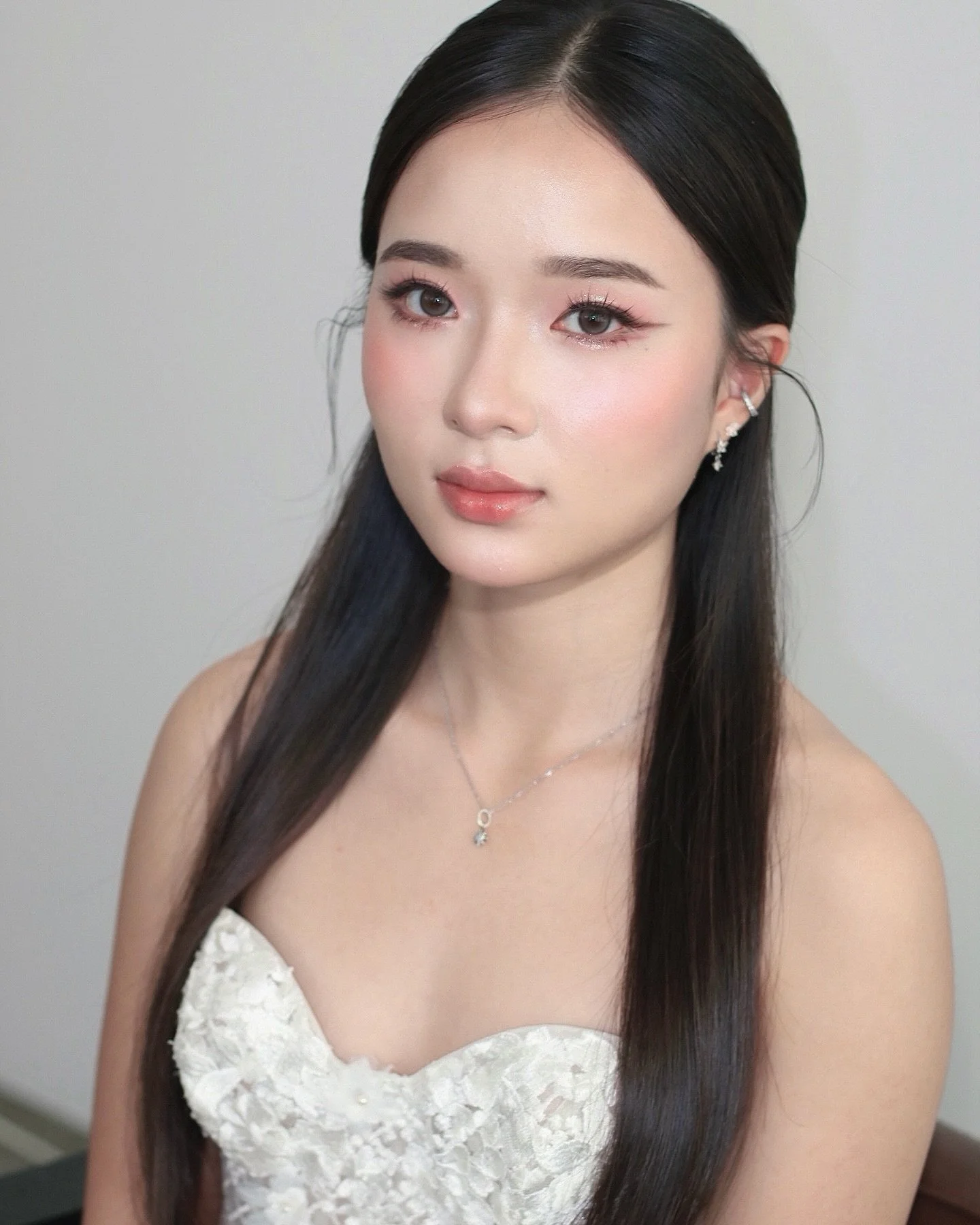 HMUA @janice_autelier
A Polished Beauty that Radiates Youthfulness

Soft pink tones paired with the prettiest sparkle for a Thai glam look 🩷✨

&mdash;

[No. 1 in Singapore for Most 5-Star Bridal Makeup Reviews] 

#hairstyling #cute #makeup #bridal #