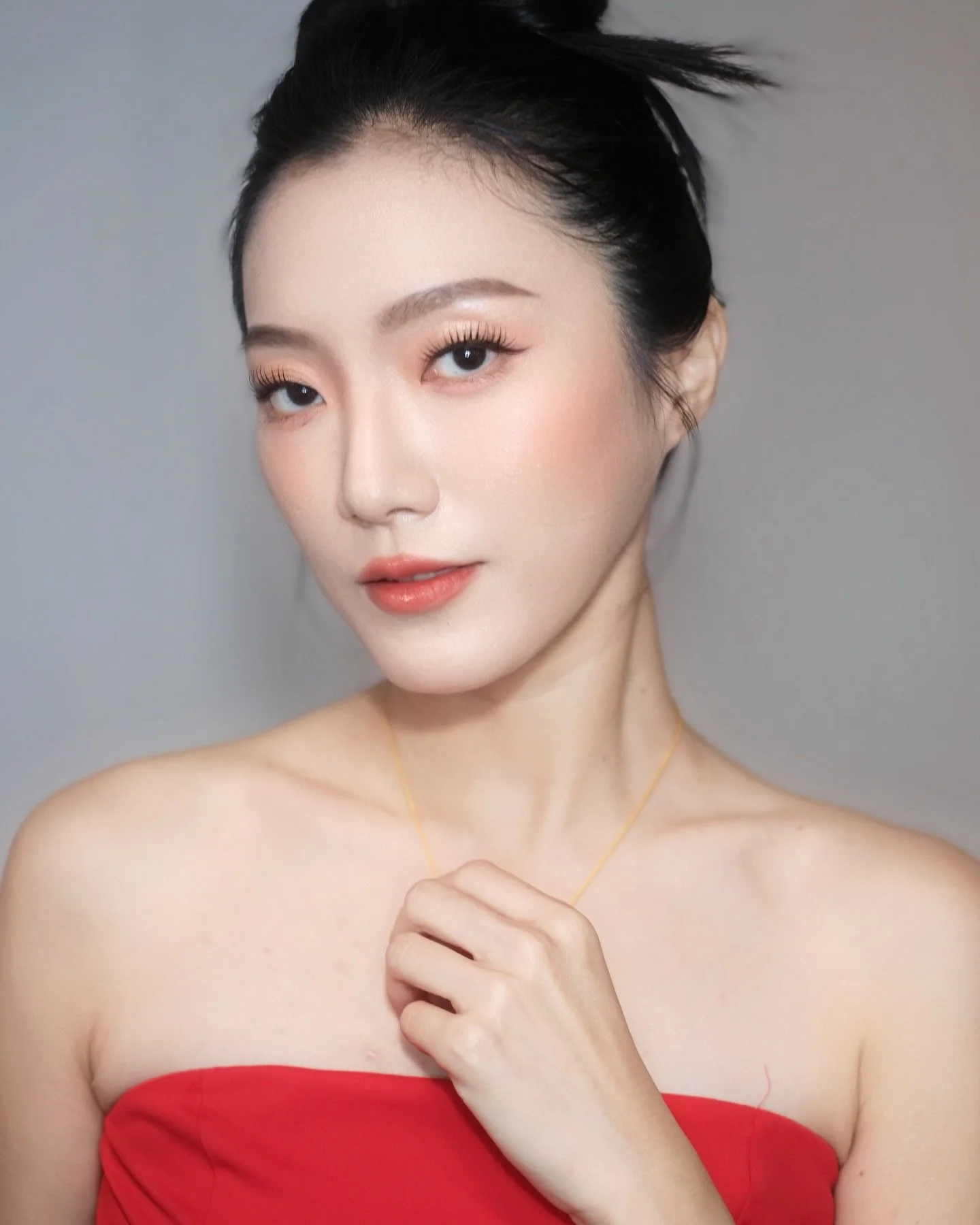 HMUA @klarissa_autelier
Bold yet Wearable, Sultry yet Soft

A peachy colour palette kept clean and minimal 🍑

&mdash;

[No. 1 in Singapore for Most 5-Star Bridal Makeup Reviews] 

#hairstyling #cute #makeup #bridal #makeupartist bridalmakeup makeupl