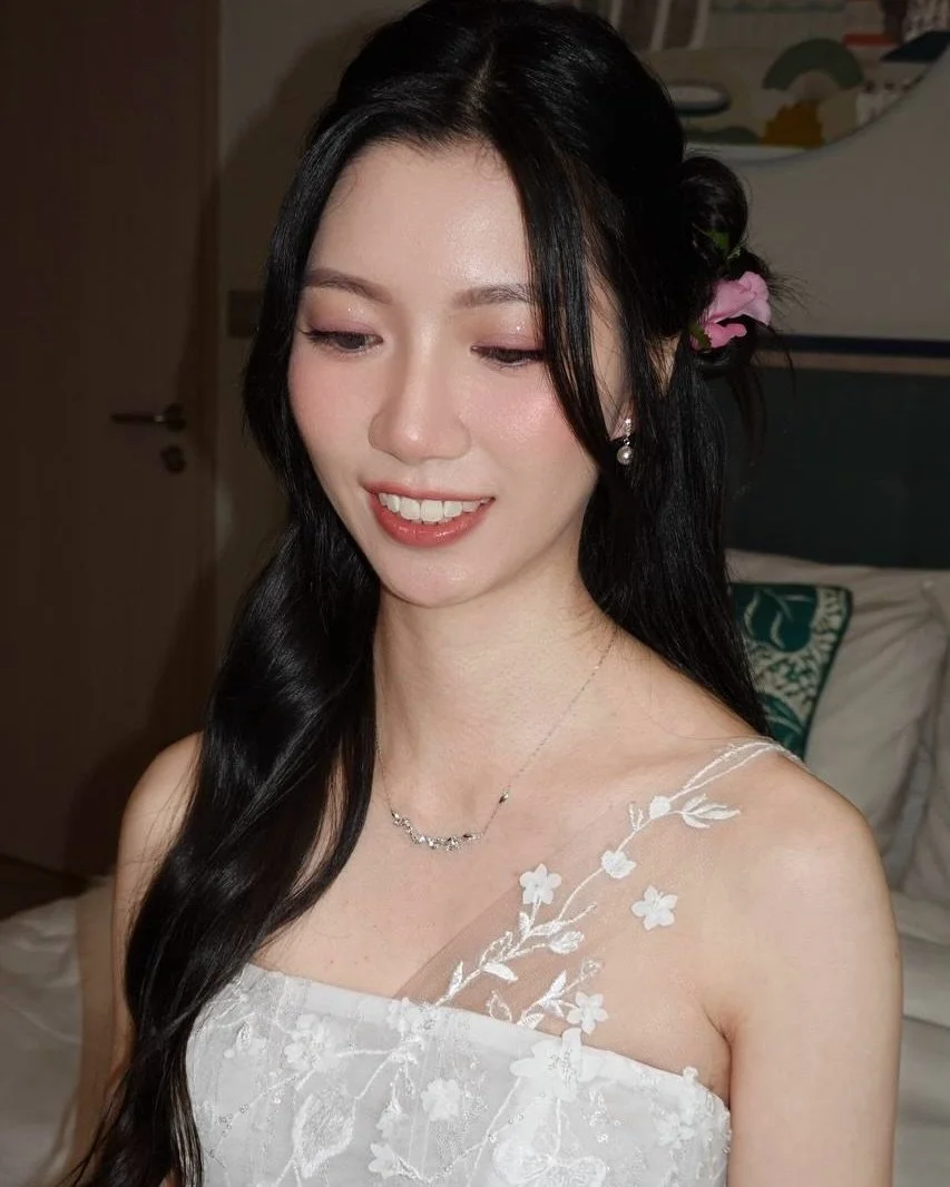 HMUA @imelda_autelier
Feminine Clean looks that whisper Delicate Beauty

Rosy tones and subtle glitter 💕

&mdash;

[No. 1 in Singapore for Most 5-Star Bridal Makeup Reviews]

#hairstyling #cute #makeup #bridal #makeupartist bridalmakeup makeuplooks 