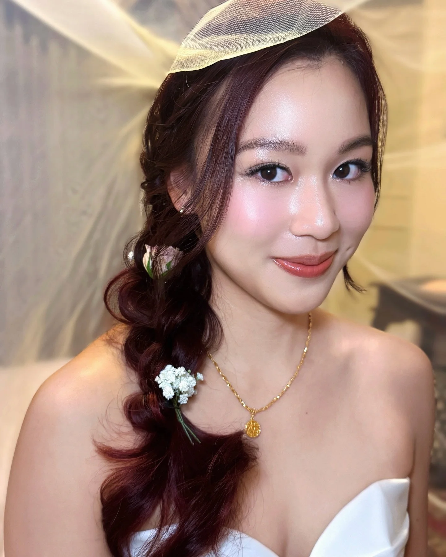 HMUA @jasmineliang_autelier
An Expert in Transformation, Trusted for Versatility

A soft glam moment for our blushing bride ✨🤍

&mdash;

[No. 1 in Singapore for Most 5-Star Bridal Makeup Reviews] 

#hairstyling #cute #makeup #bridal #makeupartist br