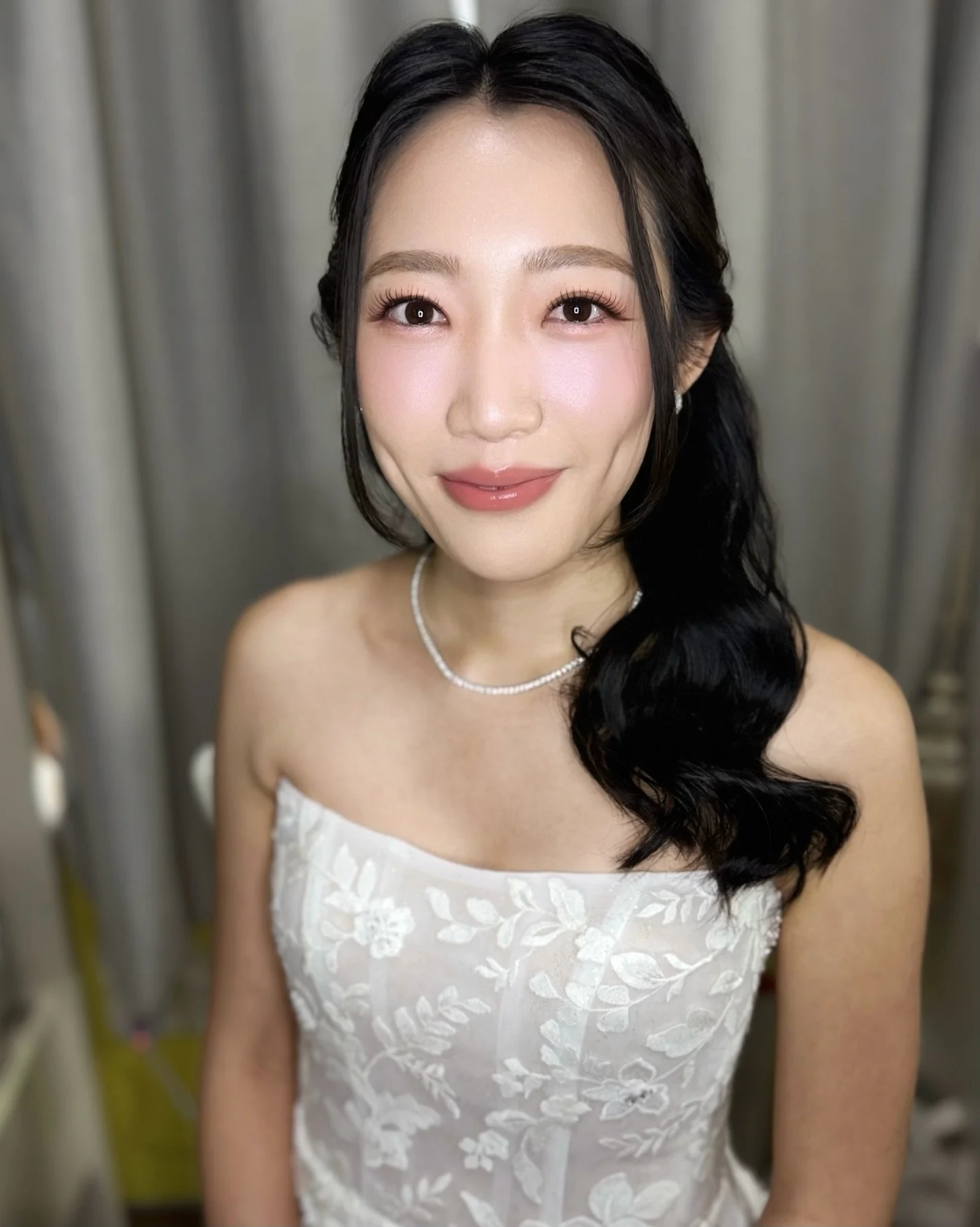 HMUA @klarissa_autelier
Bold yet Wearable, Sultry yet Soft

Softly enhanced for the brides who still want to look like themselves 💕

&mdash;

[No. 1 in Singapore for Most 5-Star Bridal Makeup Reviews] 

#hairstyling #cute #makeup #bridal #makeuparti