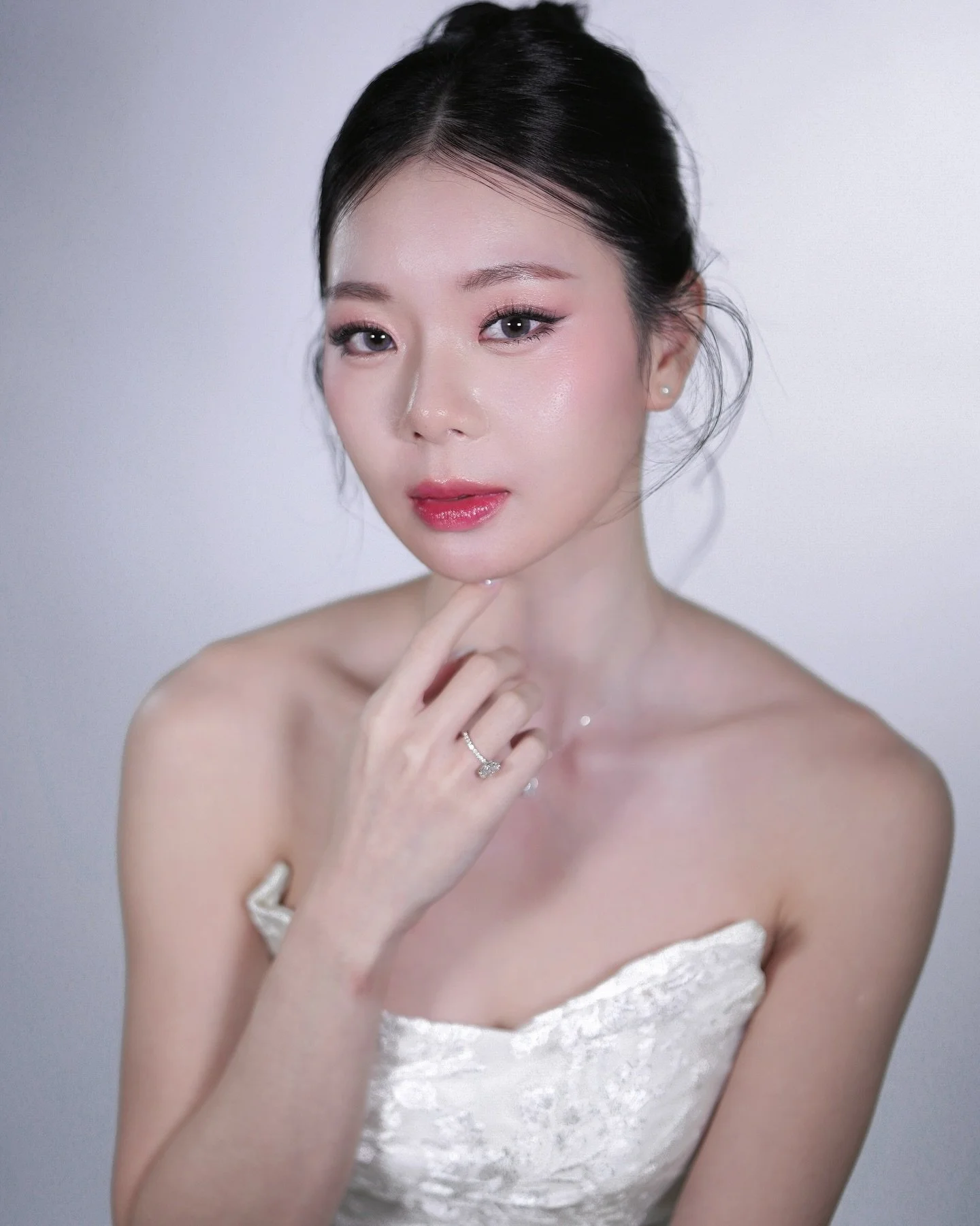 HMUA @jasmineliang_autelier
An Expert in Transformation, Trusted for Versatility

Water-like skin finish that makes this glam look even more refined 💧✨

&mdash;

[No. 1 in Singapore for Most 5-Star Bridal Makeup Reviews] 

#hairstyling #cute #makeup