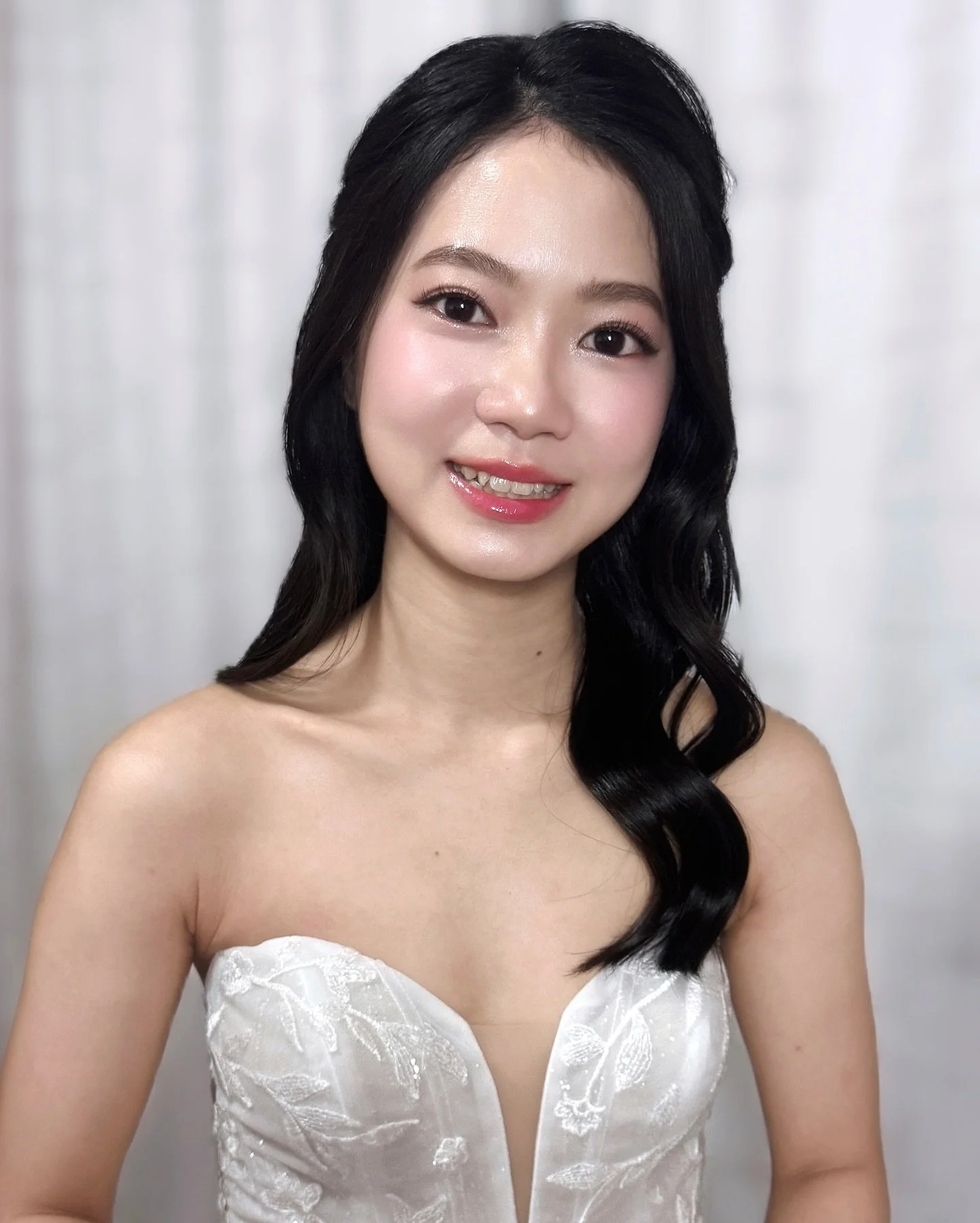 HMUA @jasmineliang_autelier
An Expert in Transformation, Trusted for Versatility

Dewy hydrated skin paired with a soft pink flush for a luminous bridal finish 💧🤍

&mdash;

[No. 1 in Singapore for Most 5-Star Bridal Makeup Reviews] 

#hairstyling #