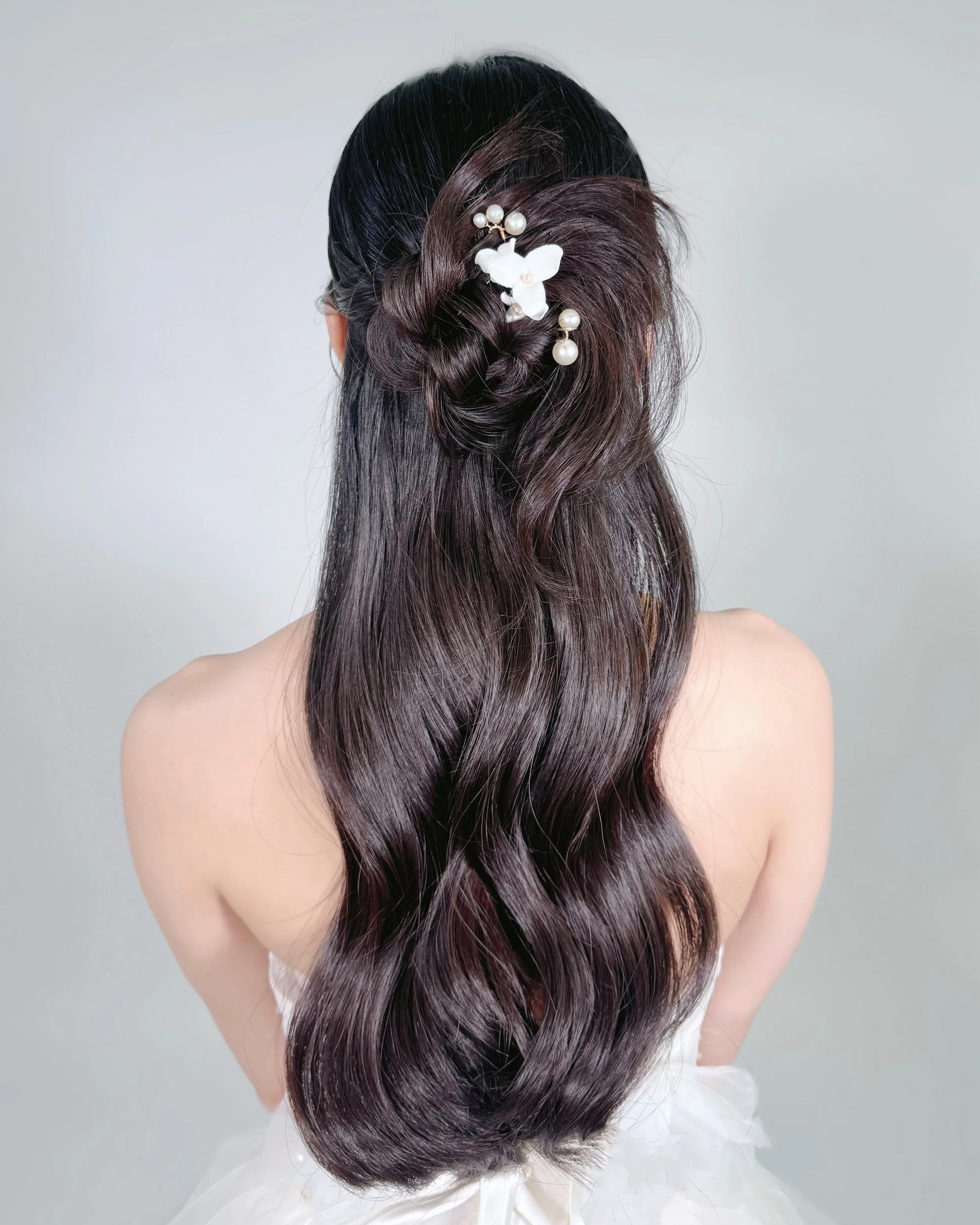 HMUA @jasmineliang_autelier
An Expert in Transformation, Trusted for Versatility

soft wispy textures while still structured enough for an elegant look 🤍

&mdash;

[No. 1 in Singapore for Most 5-Star Bridal Makeup Reviews] 

#hairstyling #cute #make