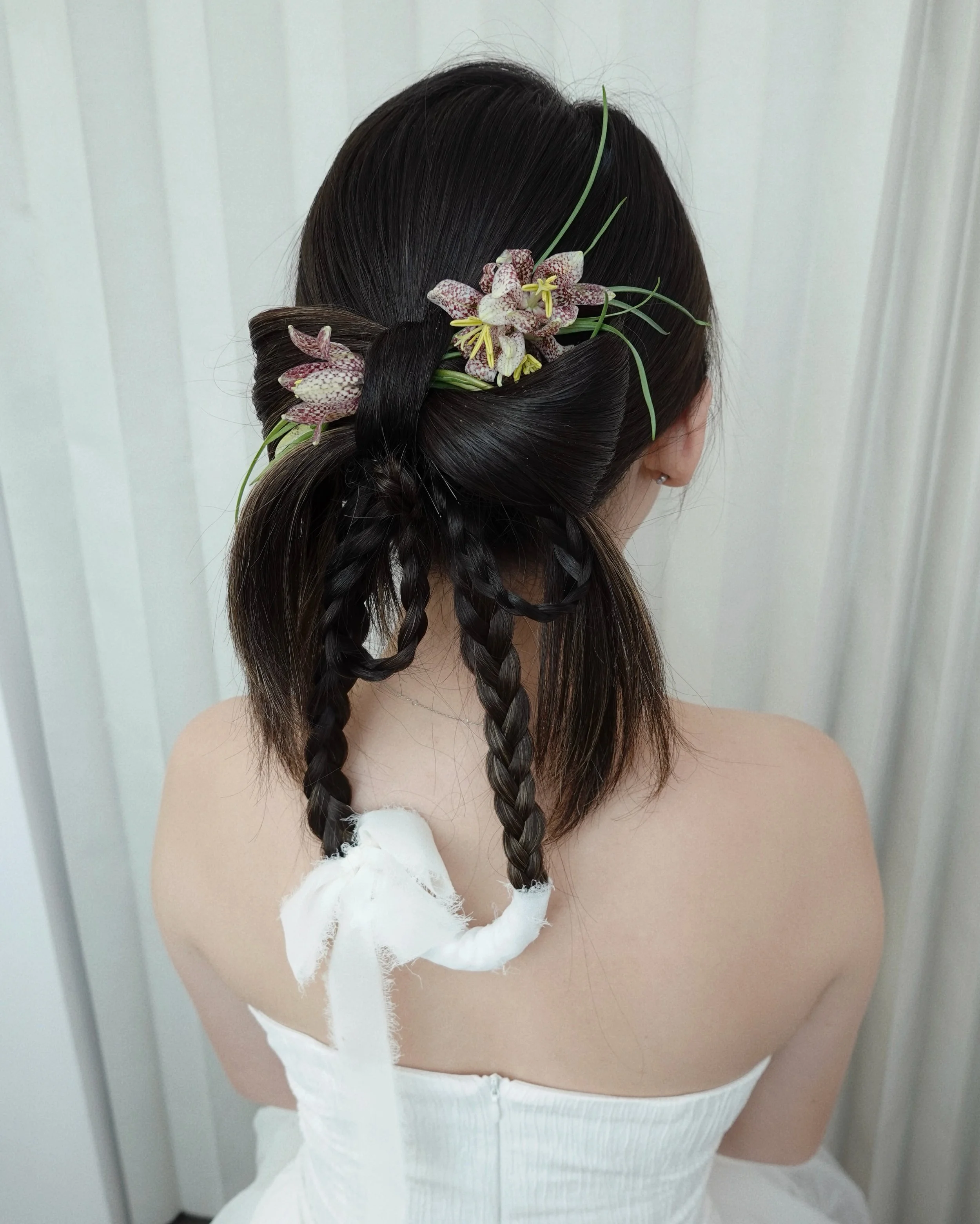 HMUA @sheilakoh_autelier
Feminine Glam with a Touch of Spring Romance

for the brides who are obsessed with ribbons 🎀

&mdash;

[No. 1 in Singapore for Most 5-Star Bridal Makeup Reviews] 

#hairstyling #cute #makeup #bridal #makeupartist bridalmakeu