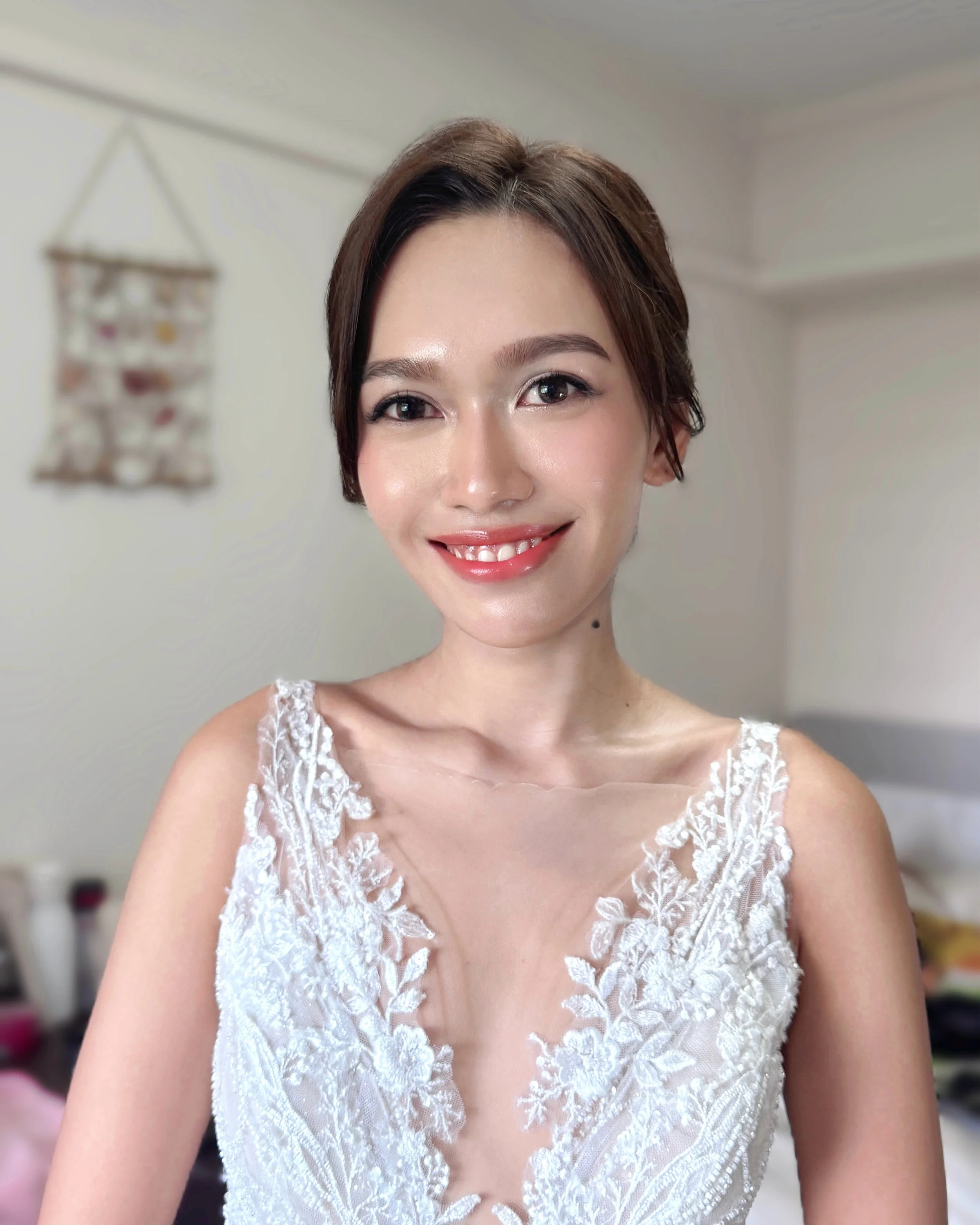 HMUA @jasmineliang_autelier
An Expert in Transformation, Trusted for Versatility

soft glam paired with skin that looks like water, fresh and glowing from within 🤍💧

&mdash;

[No. 1 in Singapore for Most 5-Star Bridal Makeup Reviews] 

#hairstyling