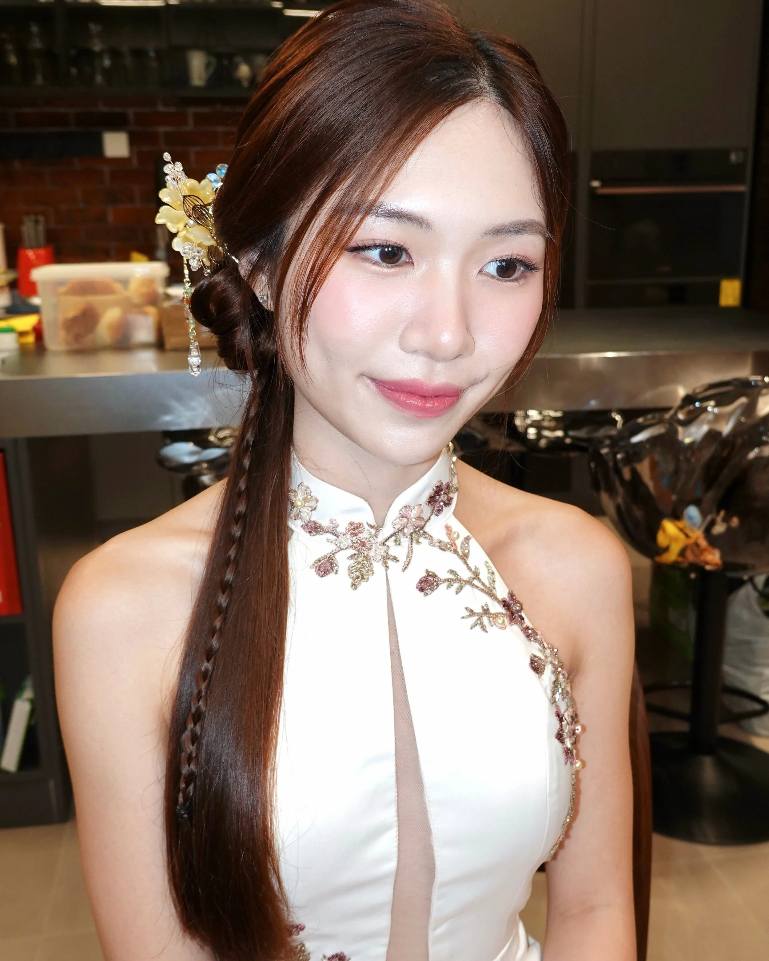 HMUA @sheilakoh_autelier
Feminine Glam with a Touch of Spring Romance

a modern chinese look, focused on creating something soft and effortless 🕊💮

&mdash;

[No. 1 in Singapore for Most 5-Star Bridal Makeup Reviews] 

#hairstyling #cute #makeup #br