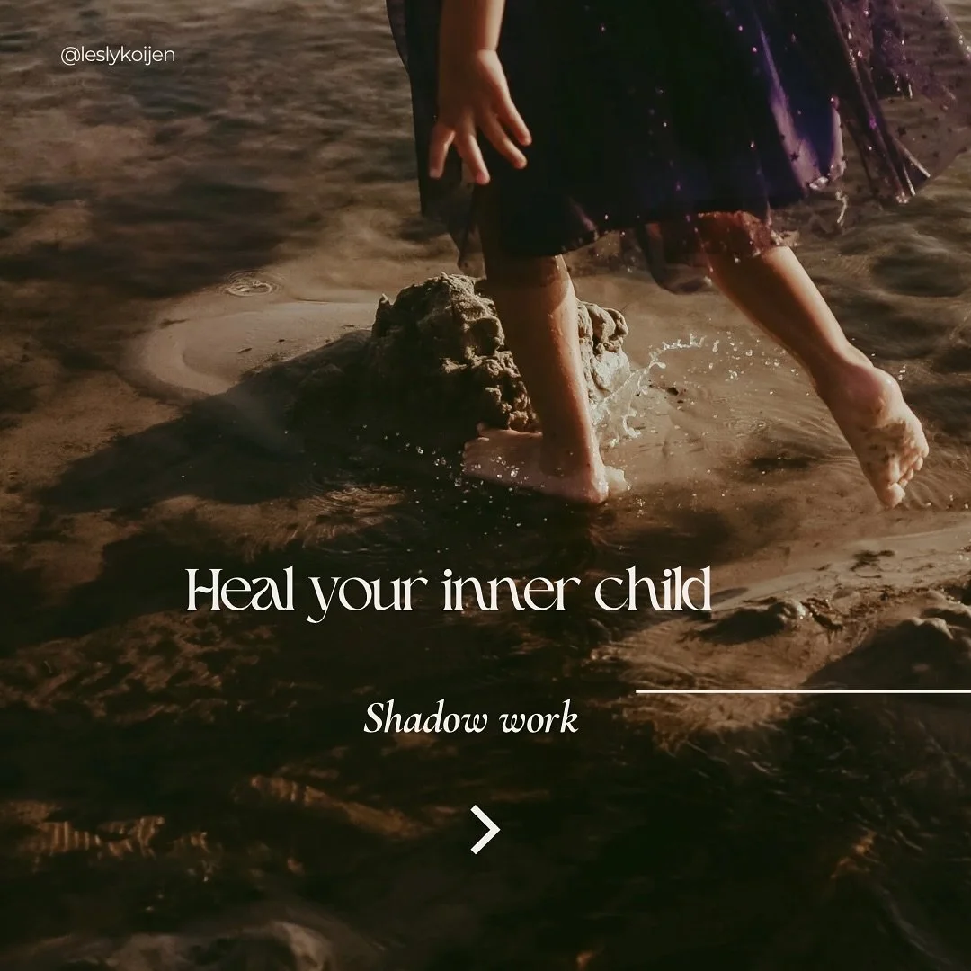 Inner child healing is een goede manier om dieper in jezelf te graven op zoek naar oude patronen, pijnpunten en verlangens die je misschien onbewust met je meedraagt. Het innerlijke kind is die kwetsbare, pure versie van jezelf die ooit gevoelens, dr