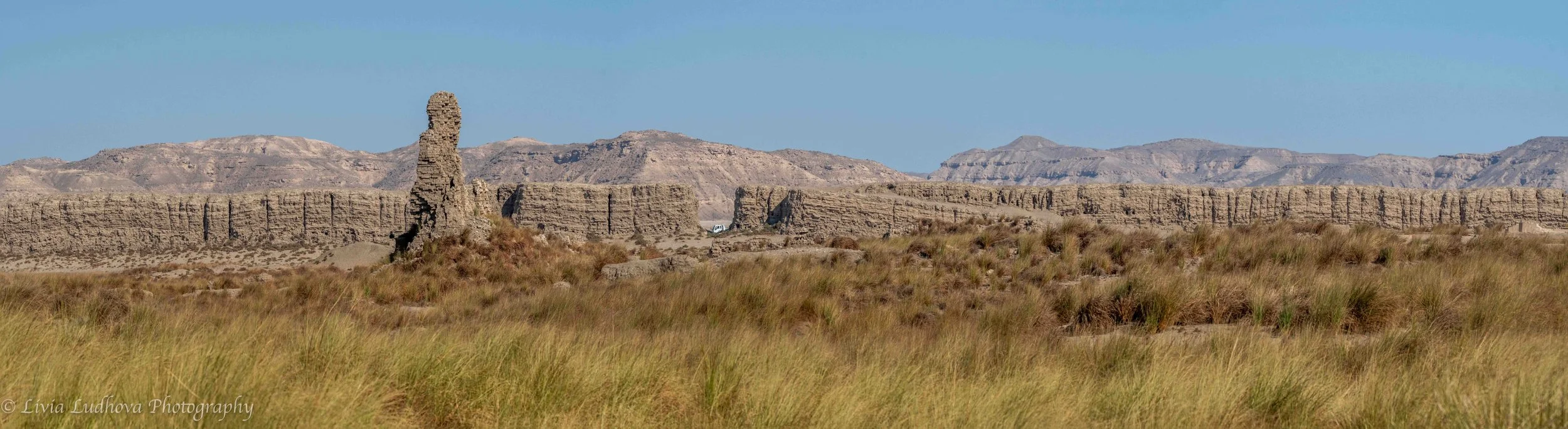 City wall of El Kab (ancient Nekheb) — massive mudbrick enclosure dating mainly to the early New Kingdom (c. 1550–1290 BCE), enclosing the sacred city of the goddess Nekhbet and reflecting the strategic and religious importance of this provincial cen