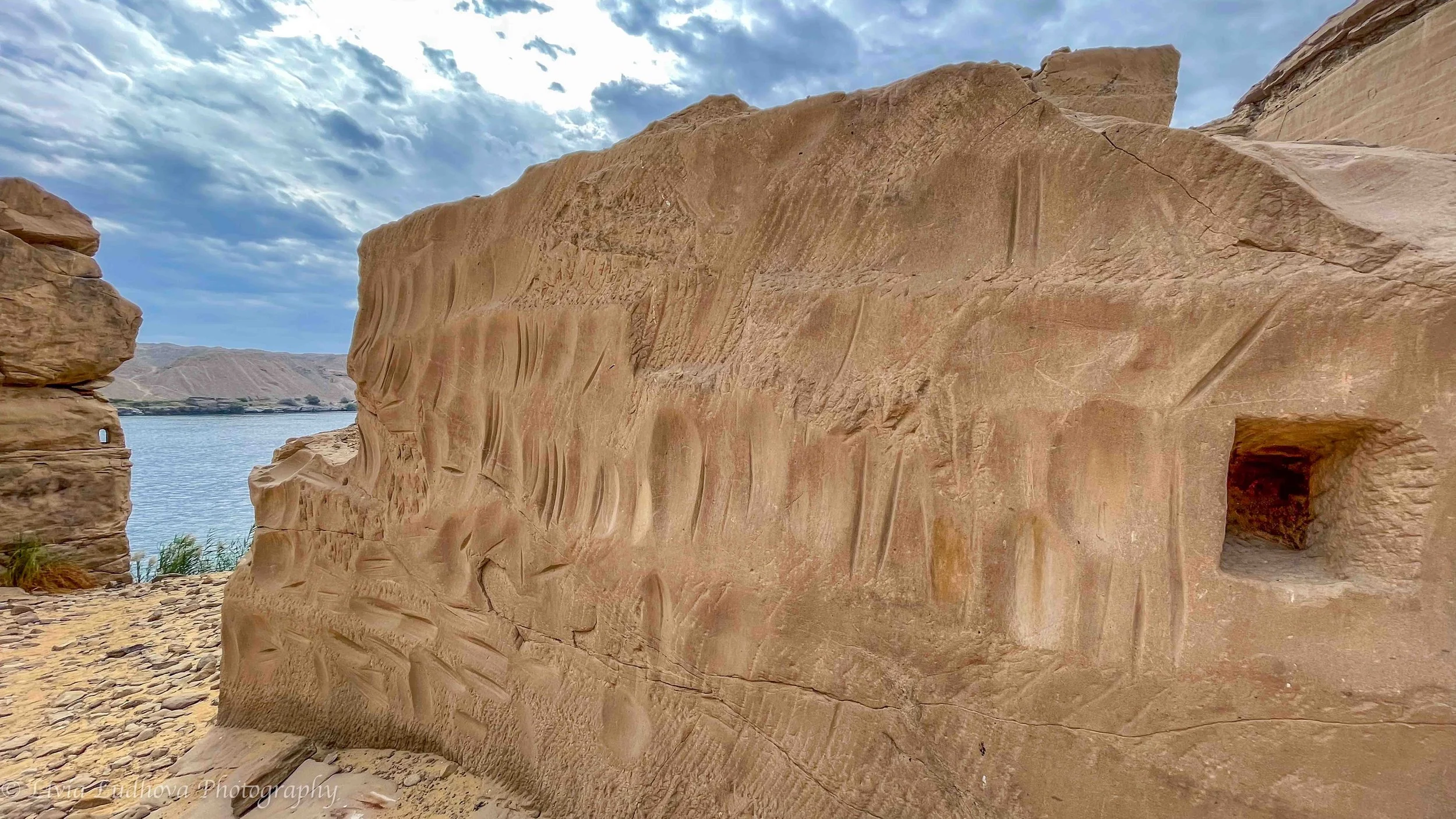 The sandstone remembers: chisel marks at Gebel El Silsila.