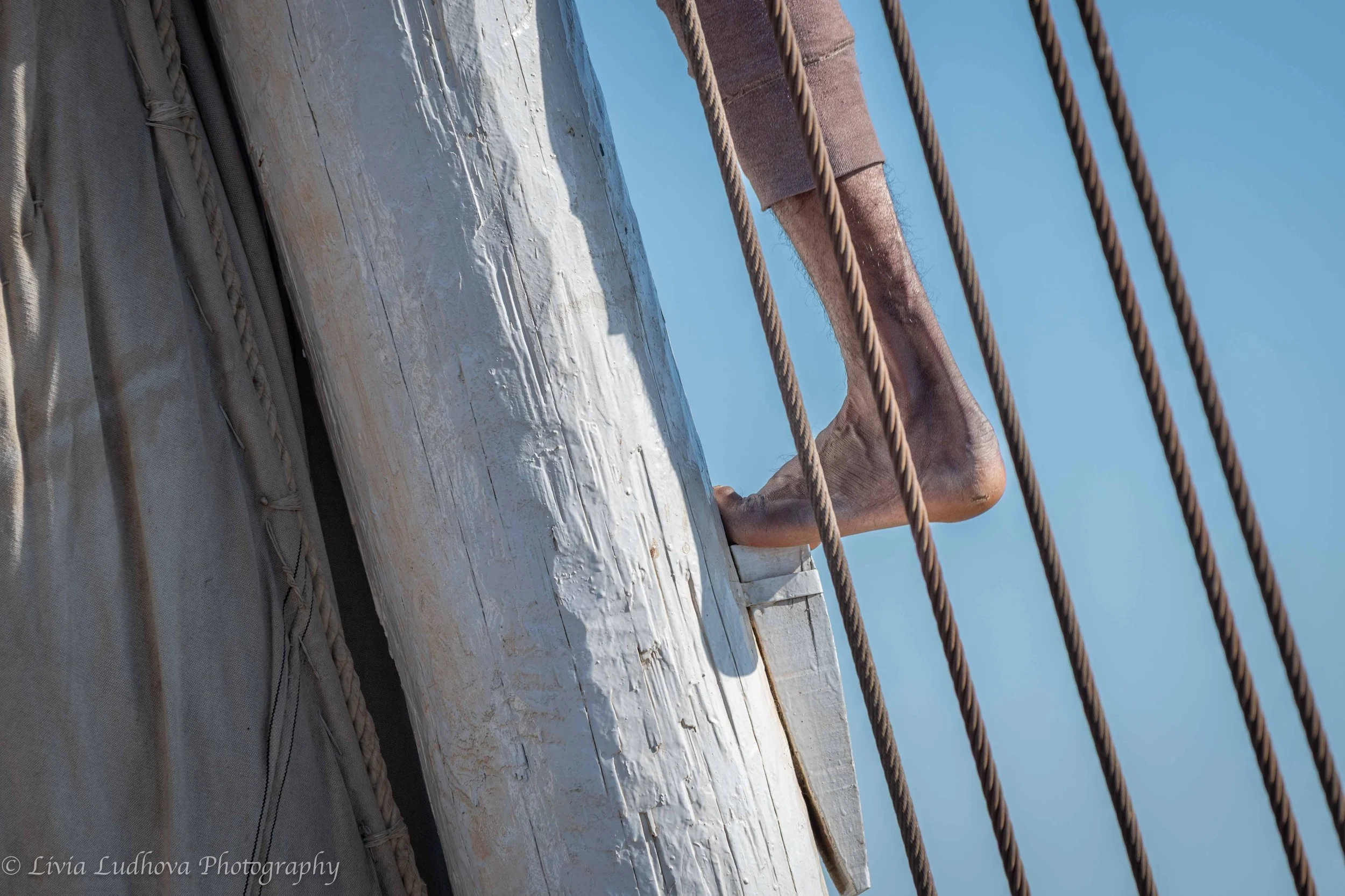 Detail of the feet on the mast.