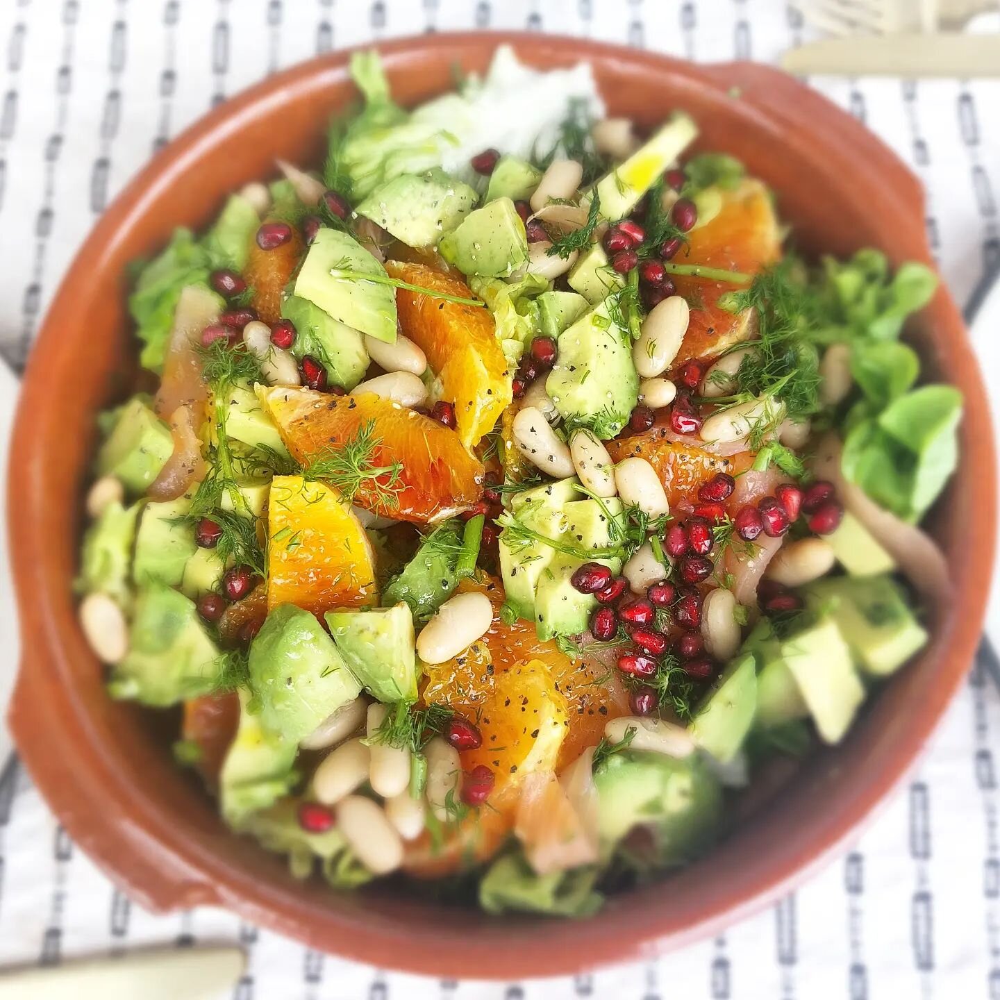 This salad is epic.🥗🥬😁 so fresh, vibrant, healthy, packed with nutrients (vitamins &amp; protein), and it has this balance of crunch, sweet, acidic, very filling, easy to make.

Ingriedients (mostly organic): green salad, avocado, blood oranges, c