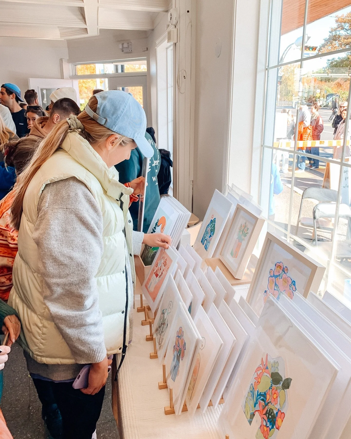 Merci à tous ceux qui sont passés hier pour l’ouverture du @cafe_blou . ☕💙
Des centaines de personnes (oui oui, des CENTAINES!!) sont venues… je m’attendais à ZÉRO à ça. 😭
Merci d&rsquo