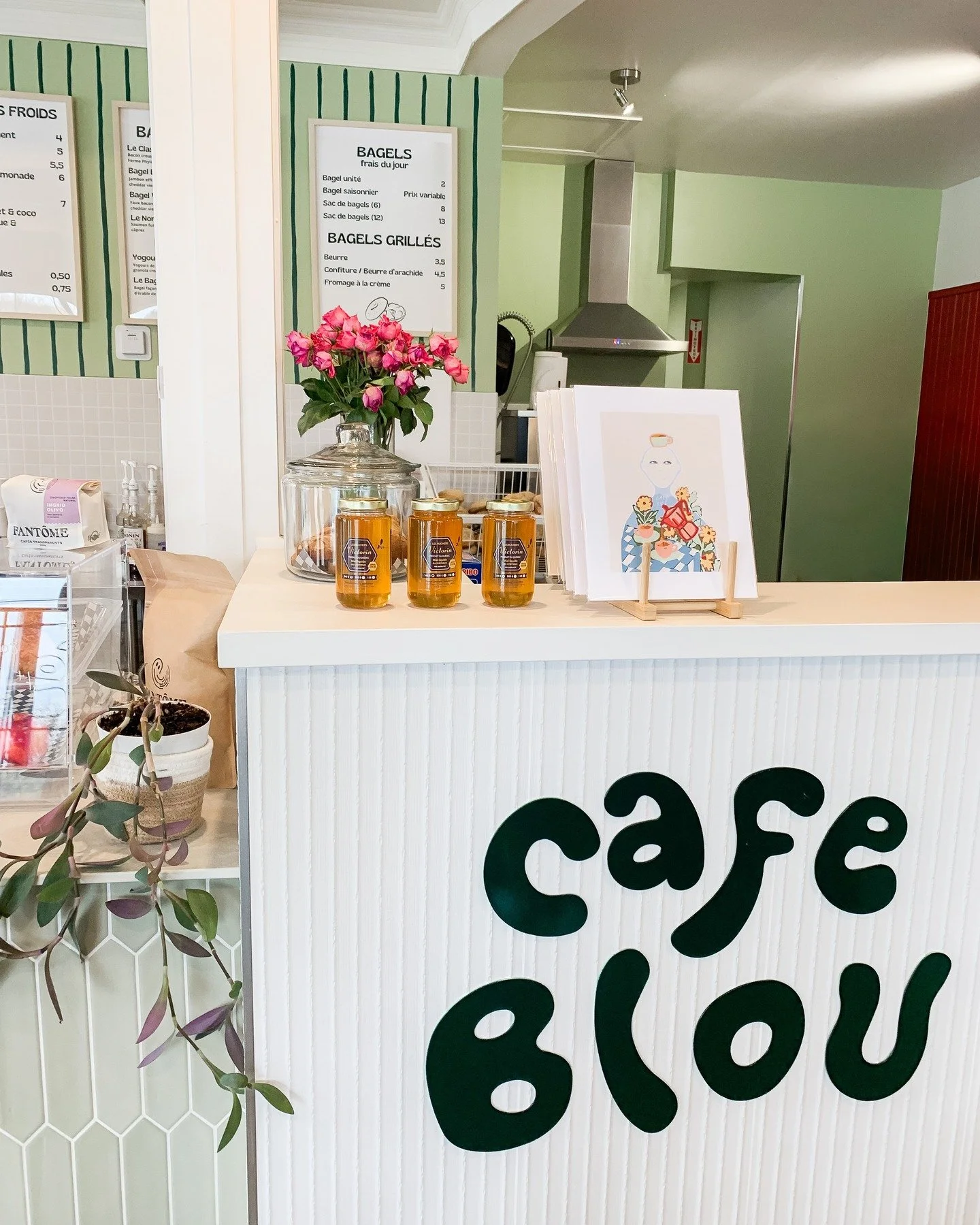Je suis tellement heureuse de vous annoncer mon nouveau point de vente &agrave; St-Romuald. 💛

Vous pourrez maintenant retrouver mes impressions sur papier directement au @cafe_blou, un tout nouveau caf&eacute; cr&eacute;&eacute; avec amour par deux