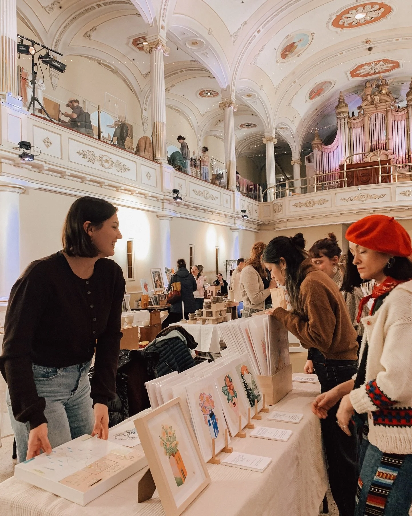 Mon dernier march&eacute; de 2025 est termin&eacute; et mon c&oelig;ur d&eacute;borde de gratitude. ✨💛

Je suis sans mot devant la beaut&eacute; de l&rsquo;&eacute;v&eacute;nement, les rencontres avec les visiteurs et les artistes sur place&hellip; 