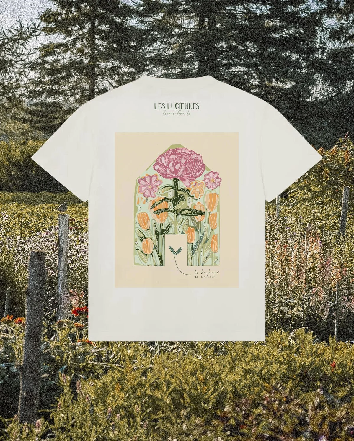 Une femme vue de dos qui marche dans un champ de fleurs colorées, portant un t-shirt blanc avec un dessin floral et le texte 'Les Luciènes, ferme florale'.