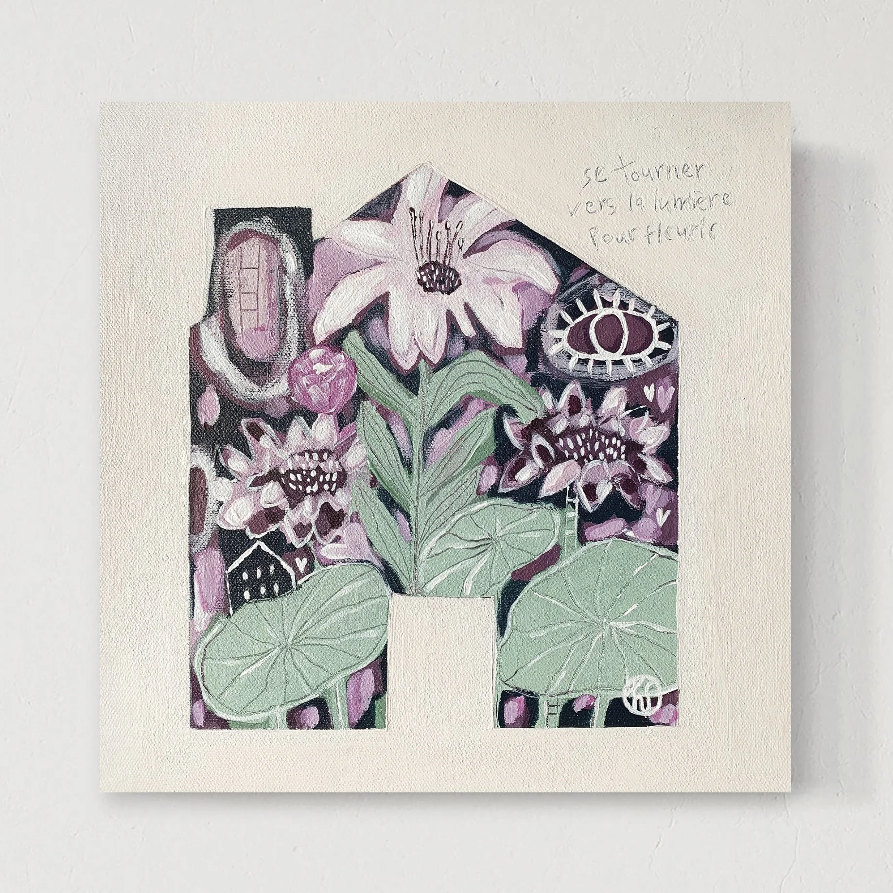 Peinture représentant une composition florale avec des lys, des lotus et des feuilles vertes, sur un fond sombre avec des éléments décoratifs et un texte en haut à droite.