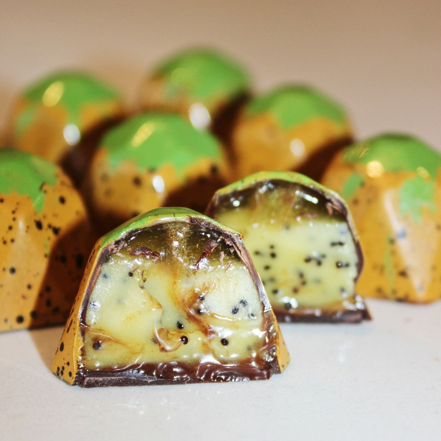 Happy Sunday! End the weekend with a Pineapple Poppy Passion bonbon today!🍍 

*
*
*
*
*
#sweets #adamtyoungconfections #siftmystic #pastrychef #bonbons #bonbon #atyconfections #chocolatebonbons #chocolatier #handcrafted #artisanchocolate #giftbox #s