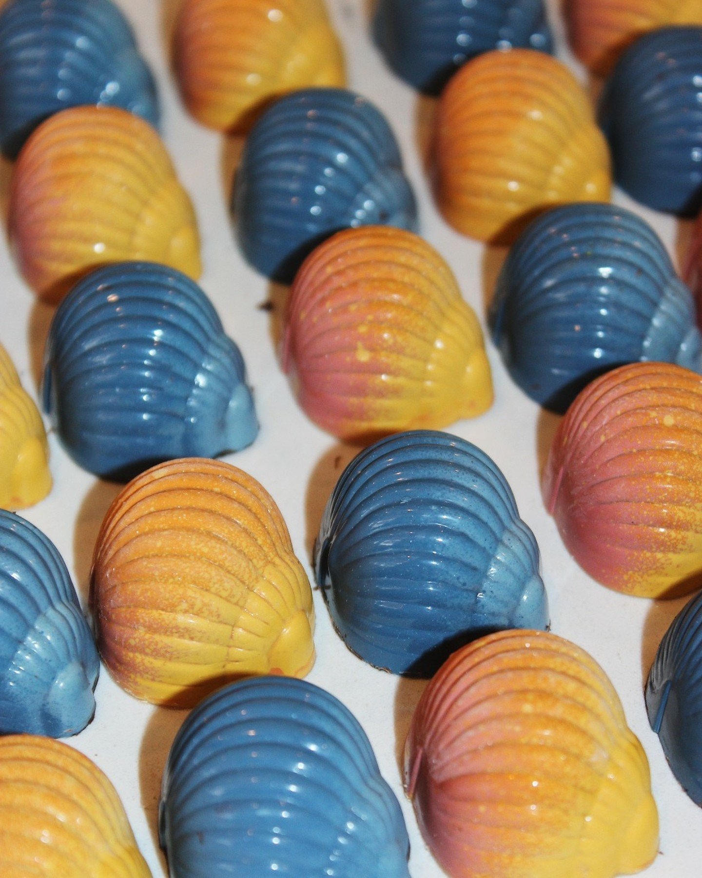 Dreaming about summer beach days with our Summer Peach and Salted Caramel bonbons! 💭 

*
*
*
*
*
#sweets #adamtyoungconfections #siftmystic #pastrychef #bonbons #bonbon #atyconfections #chocolatebonbons #chocolatier #handcrafted #artisanchocolate #g