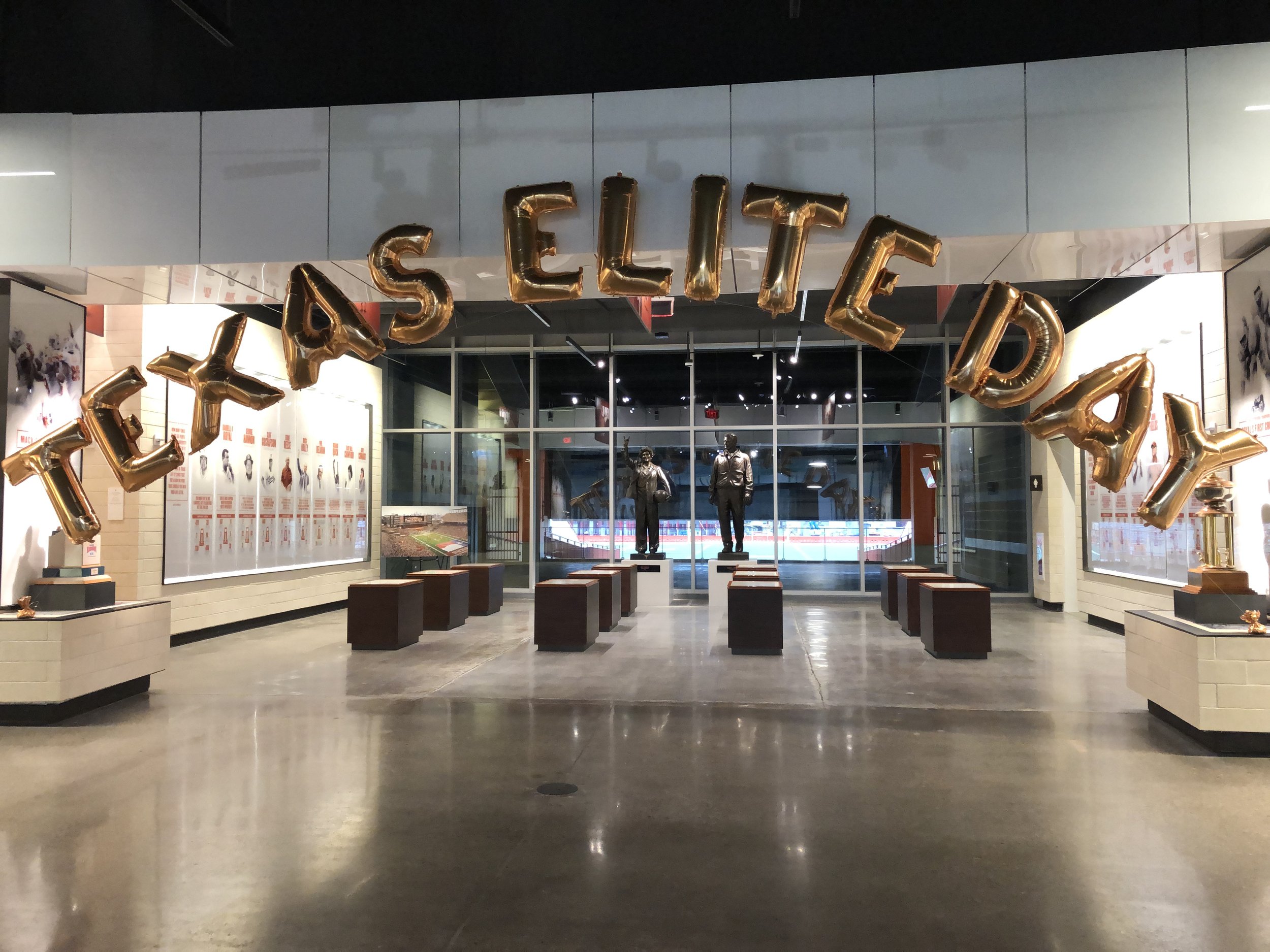 letter message balloon arch
