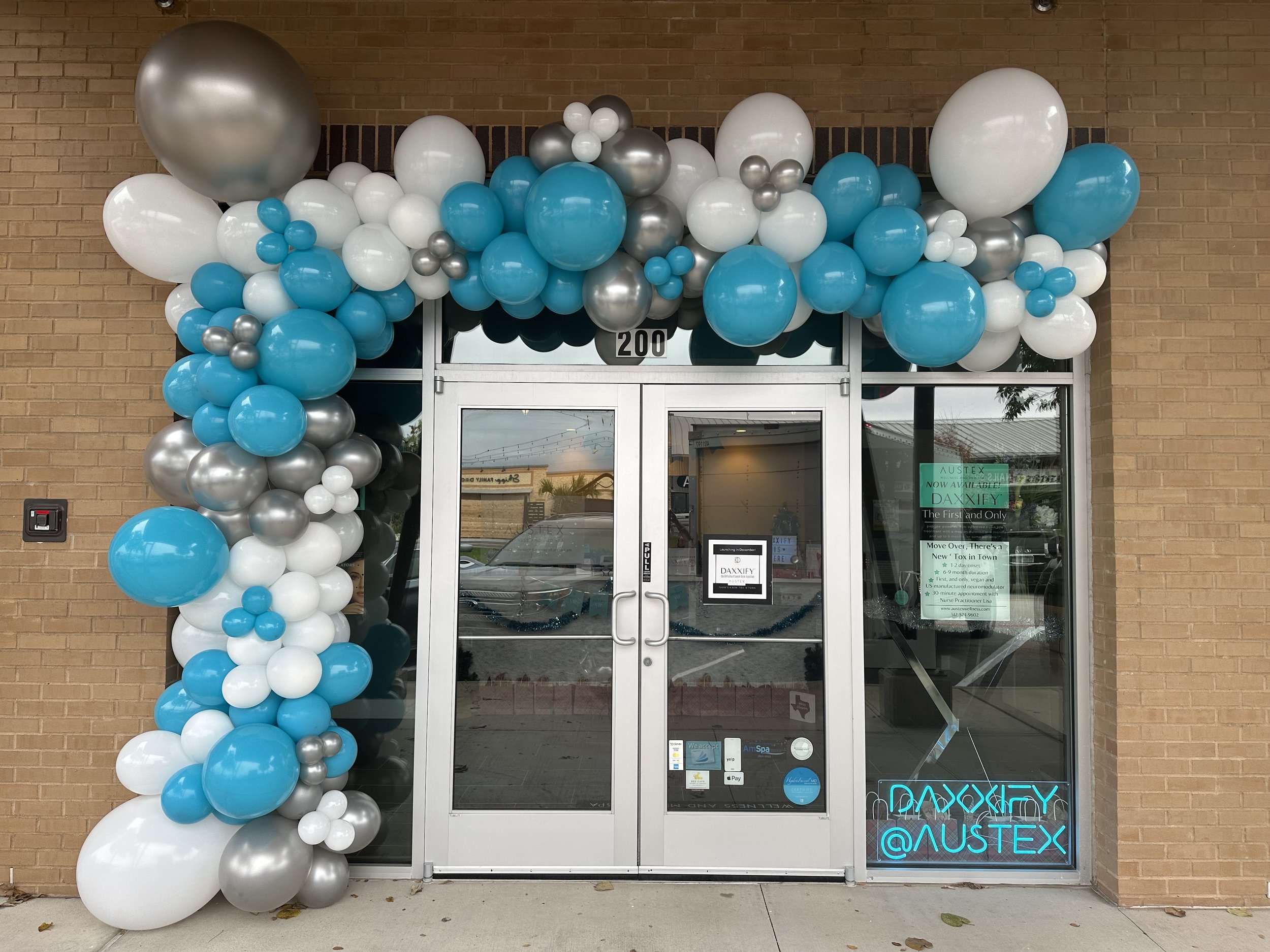 Outdoor balloon garland