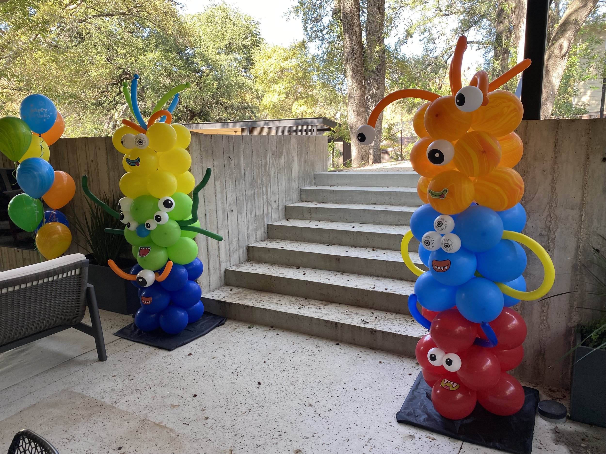 Monster theme balloon column