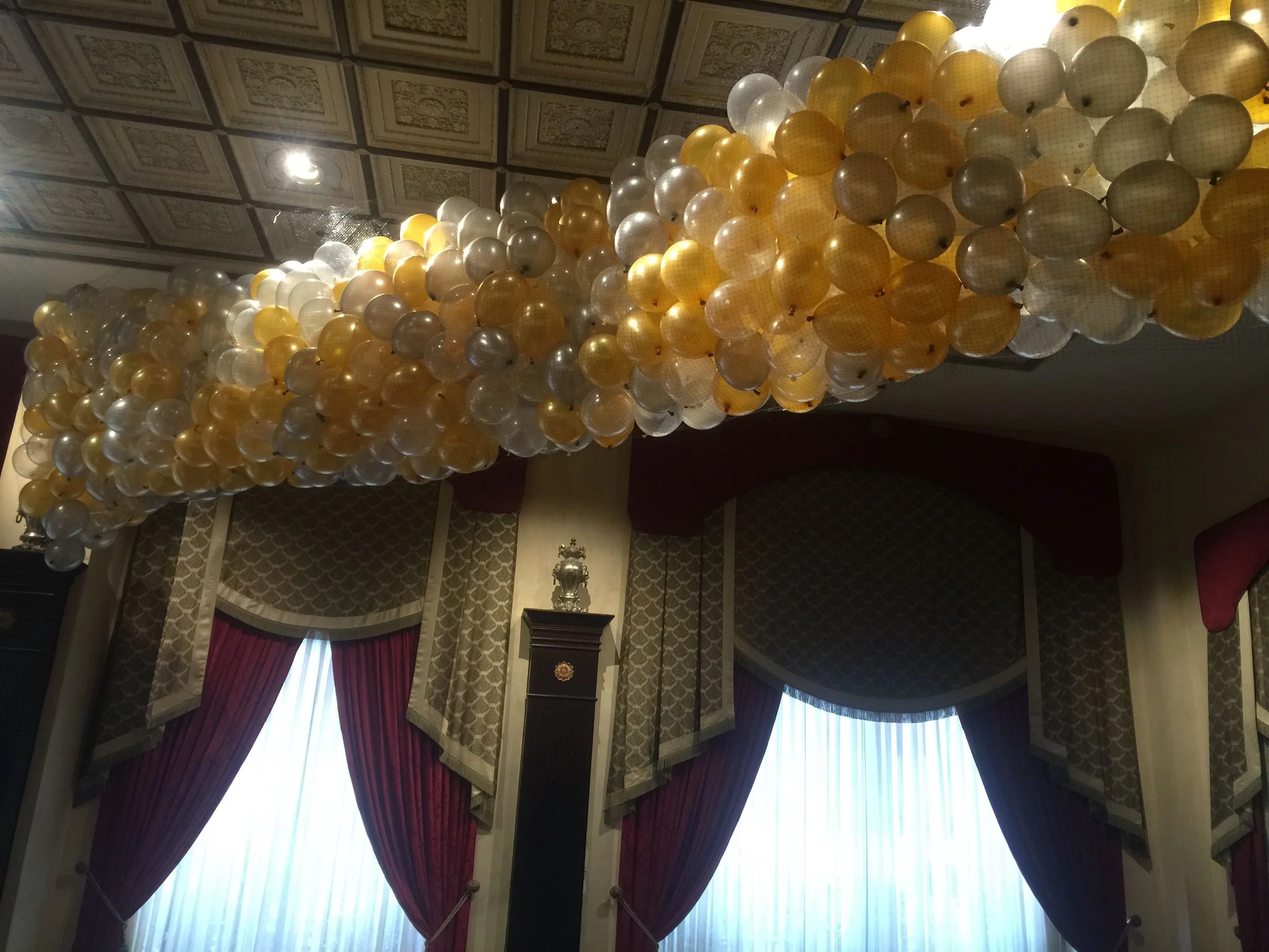 Hanging balloon drop 