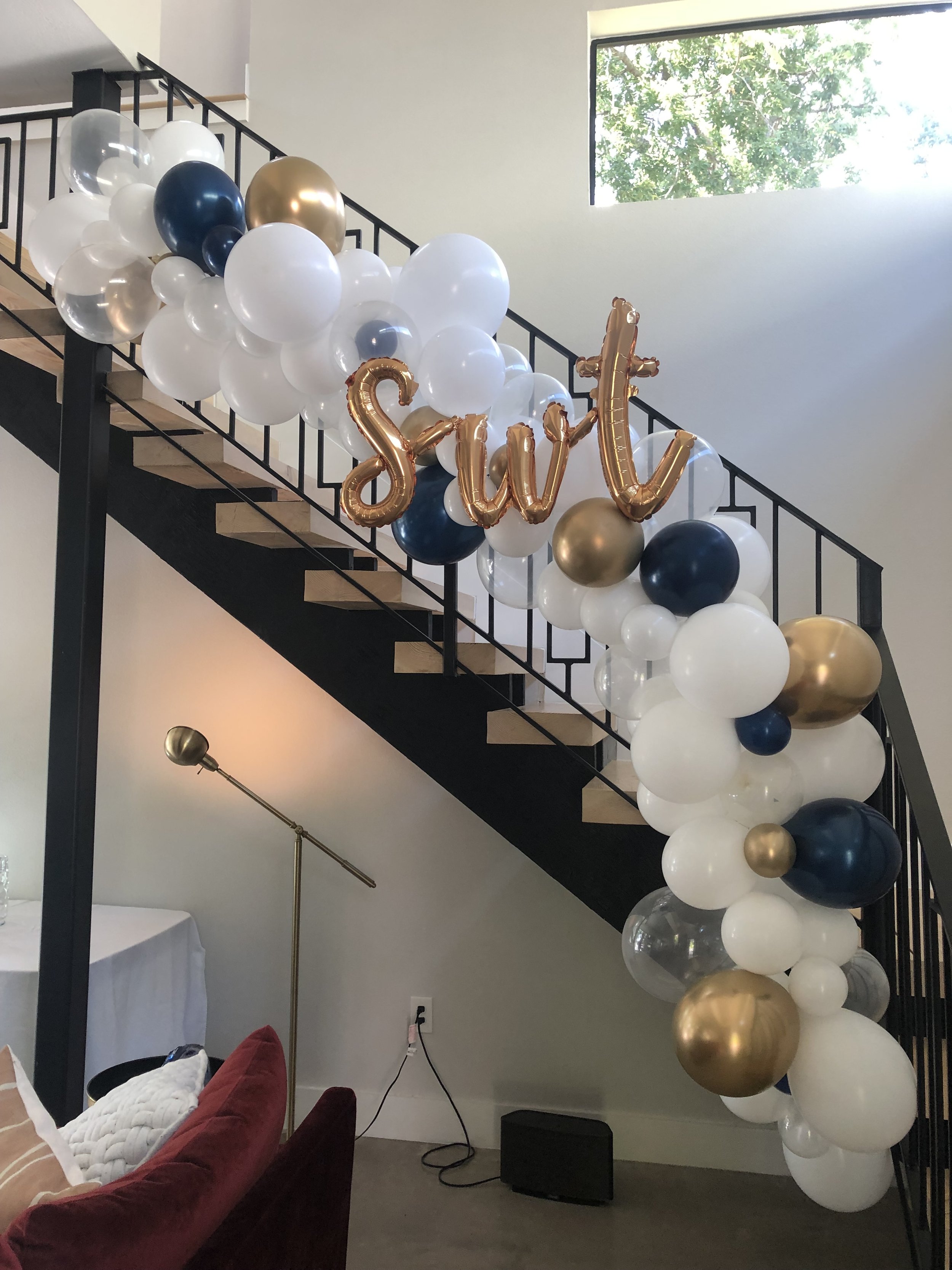 Small staircase balloon garland