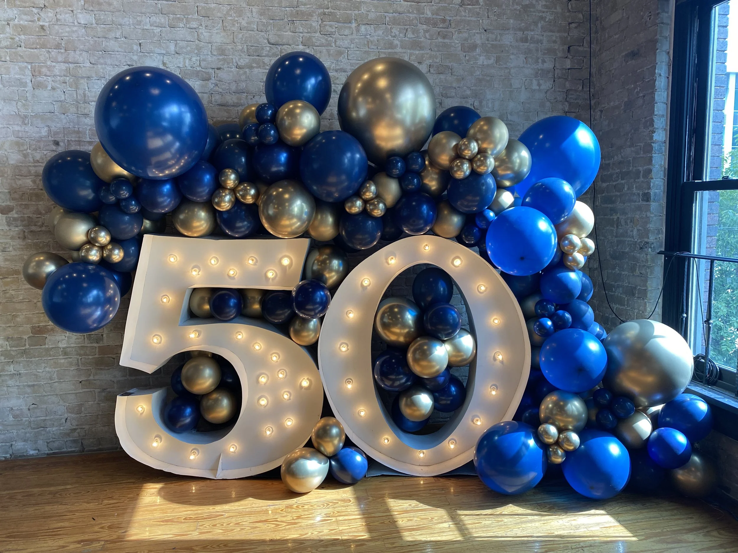 Marquee number balloon garland