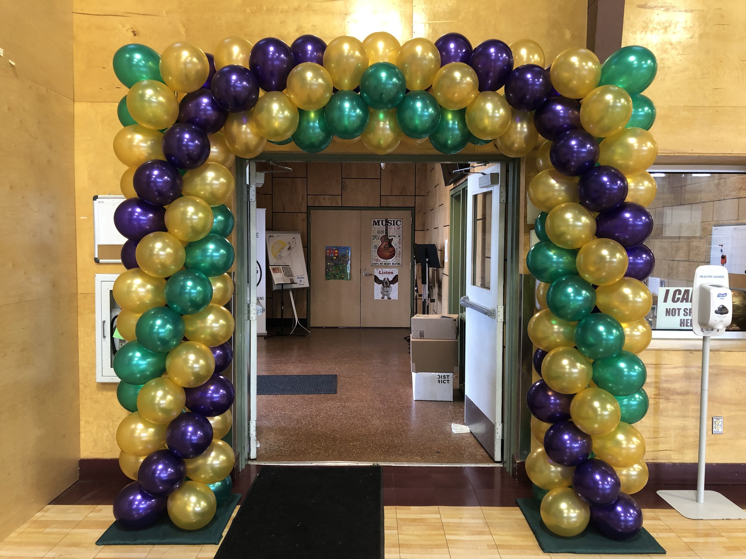 mardi gras theme balloon arch