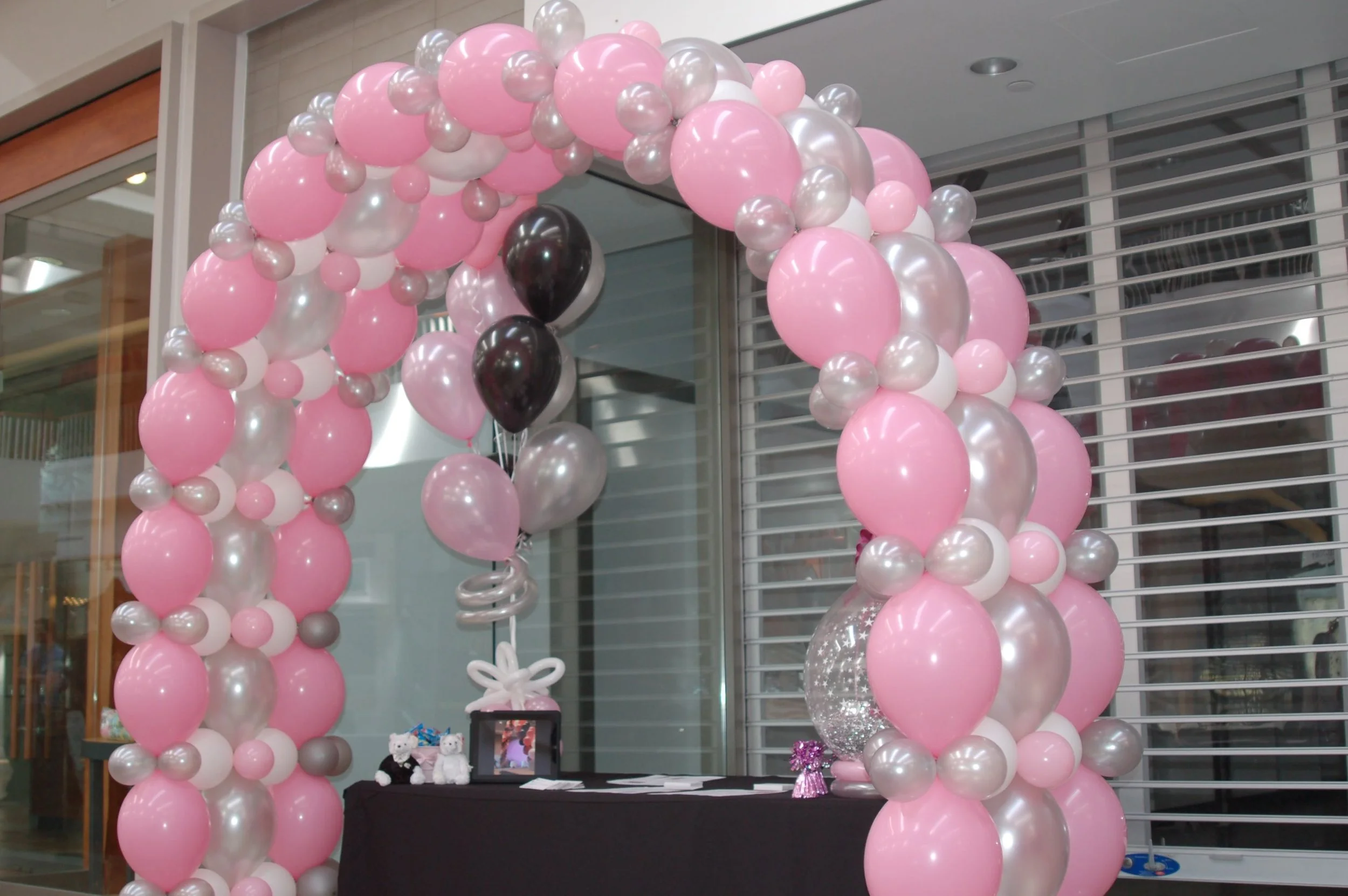 creative balloon arch