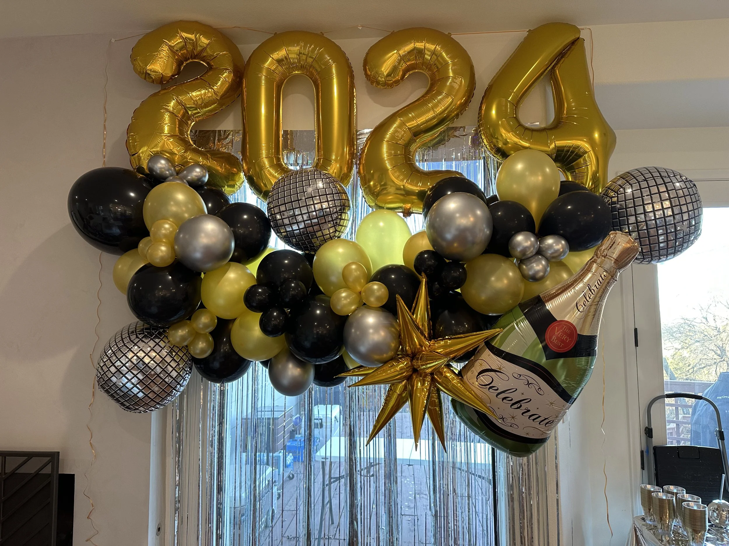 New Year's balloon garland