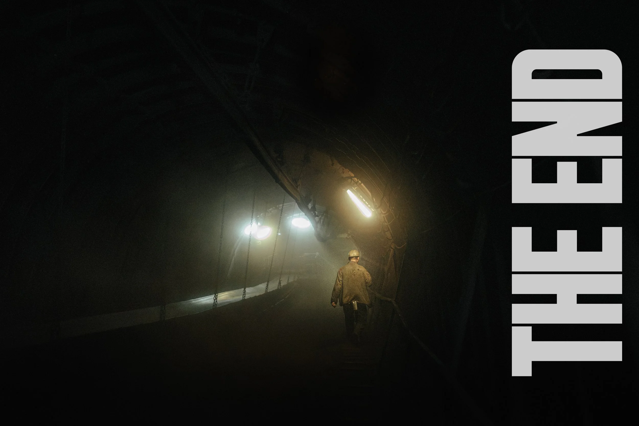 Ein Bergmann in einem unterirdischen Tunnel, gekleidet in Arbeitskleidung und Helm, mit dimmer Beleuchtung und dunkler, industrieller Umgebung.