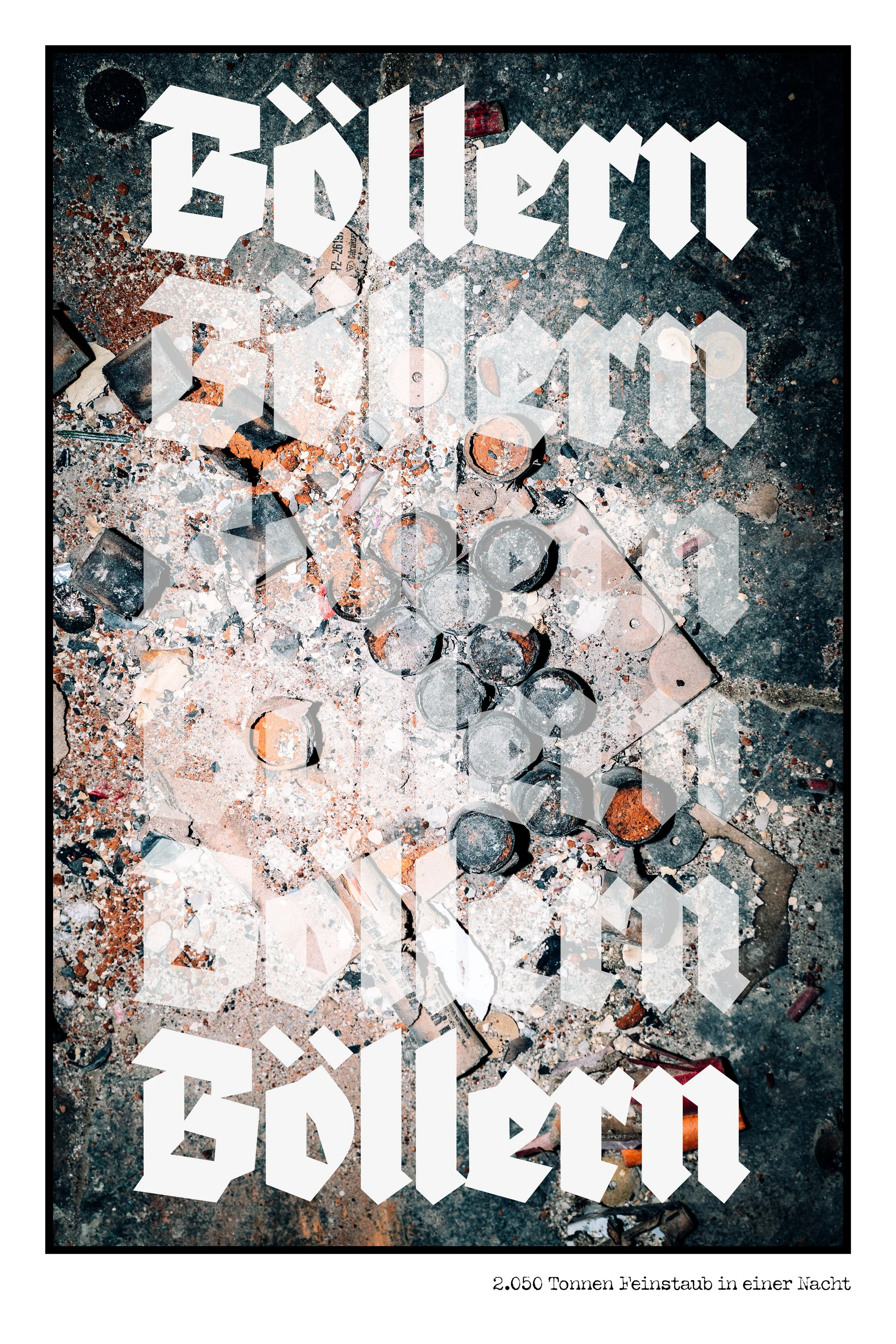 Schmutziger Boden mit Staub, Scherben, Behältern und kleineren Gegenständen. Überlagernder Text in altertümlicher Schrift: "BÜLLER" und weitere Worte. Untertitel: "2.050 Tonnen Feinstaub in einer Nacht."