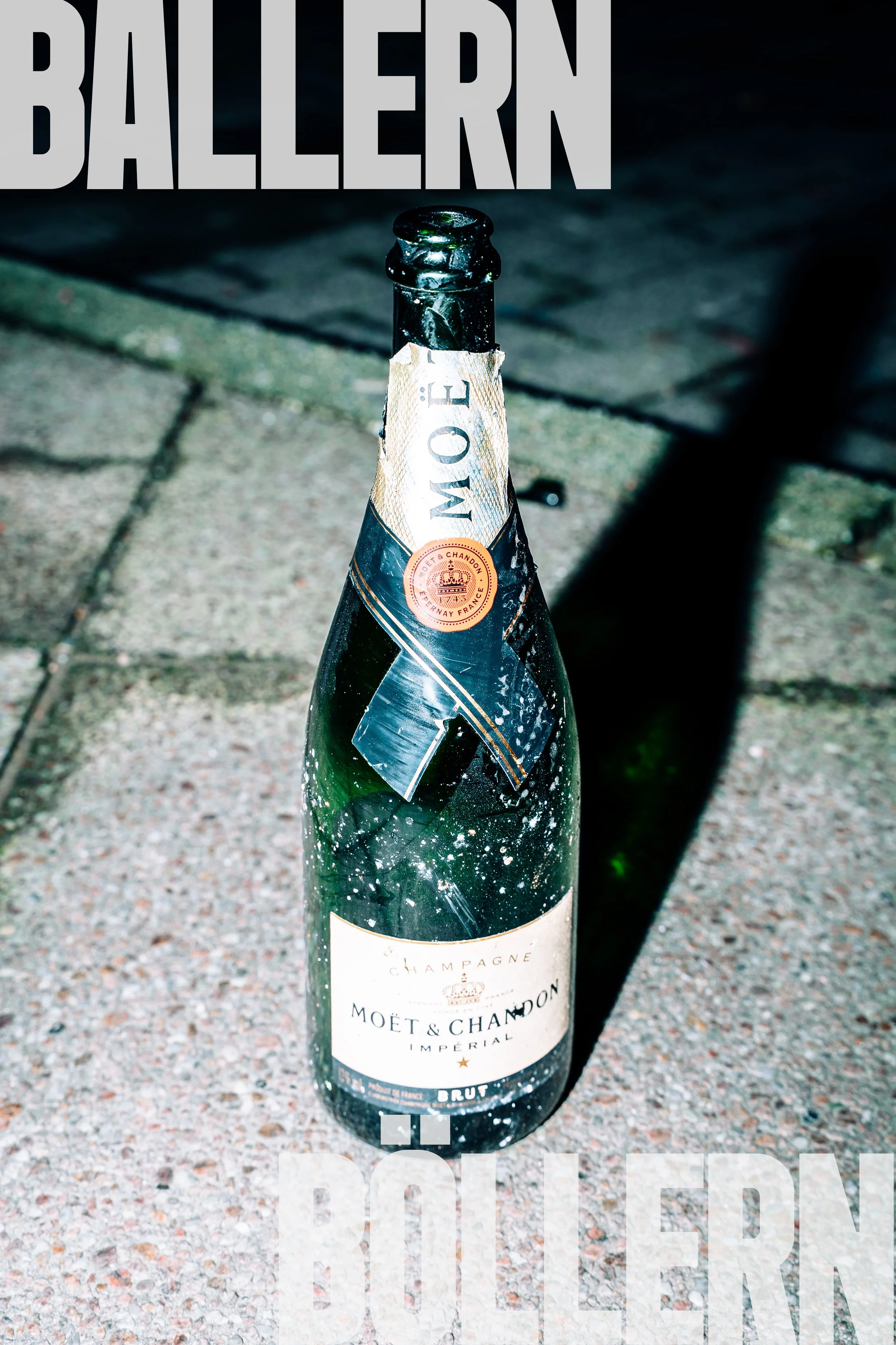 Eine geöffnetes Flasche Moët & Chandon Champagner auf einem Gehweg bei Nacht, mit Licht- und Schatteneffekten.