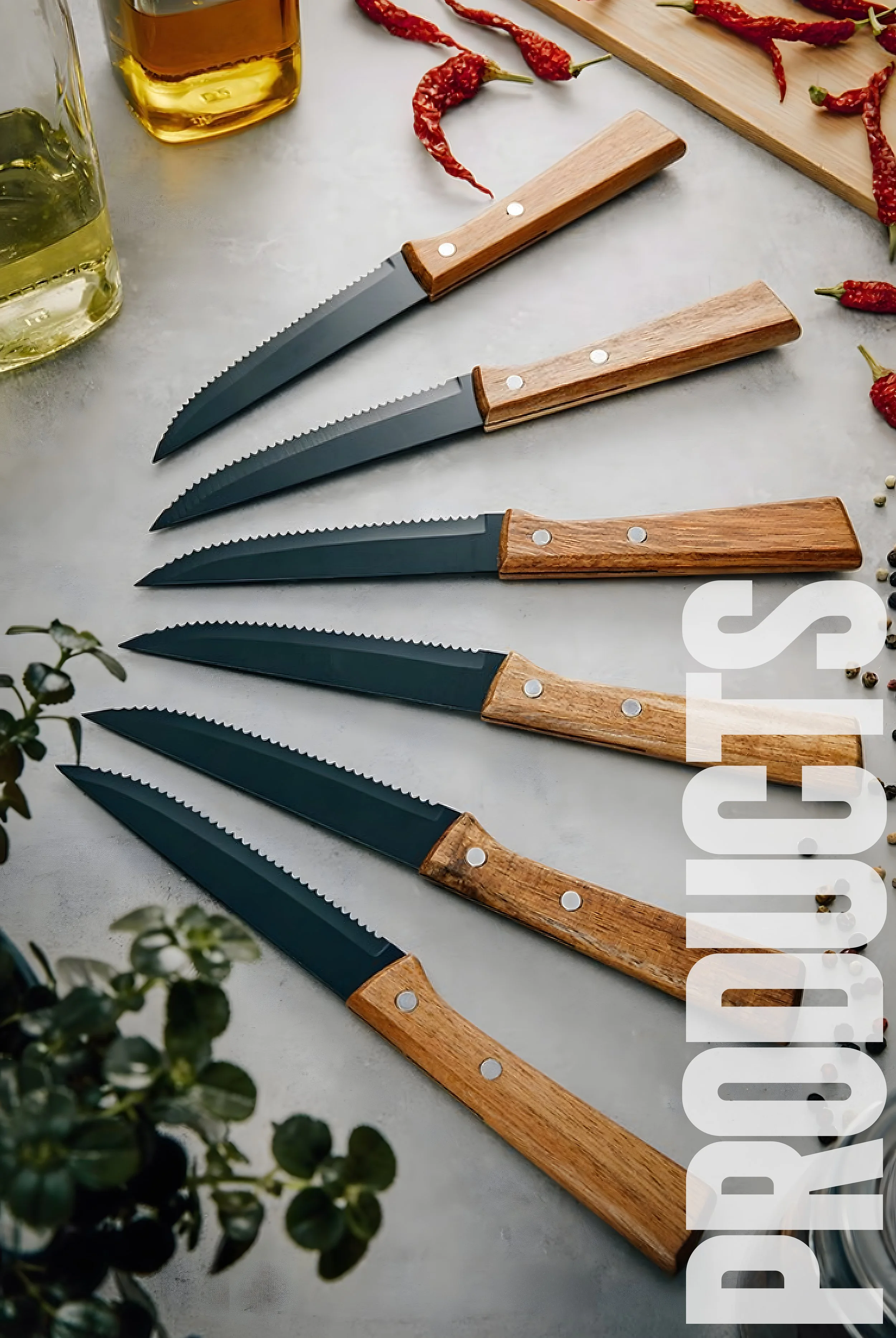 Fünf Küchenmesser mit schwarzen Klingen und Holzgriffen, auf einer hellen Oberfläche. Im Hintergrund sind rote und grüne Chilis, zwei Flaschen mit Öl, ein Schneidebrett und einige Pfefferkörner zu sehen.