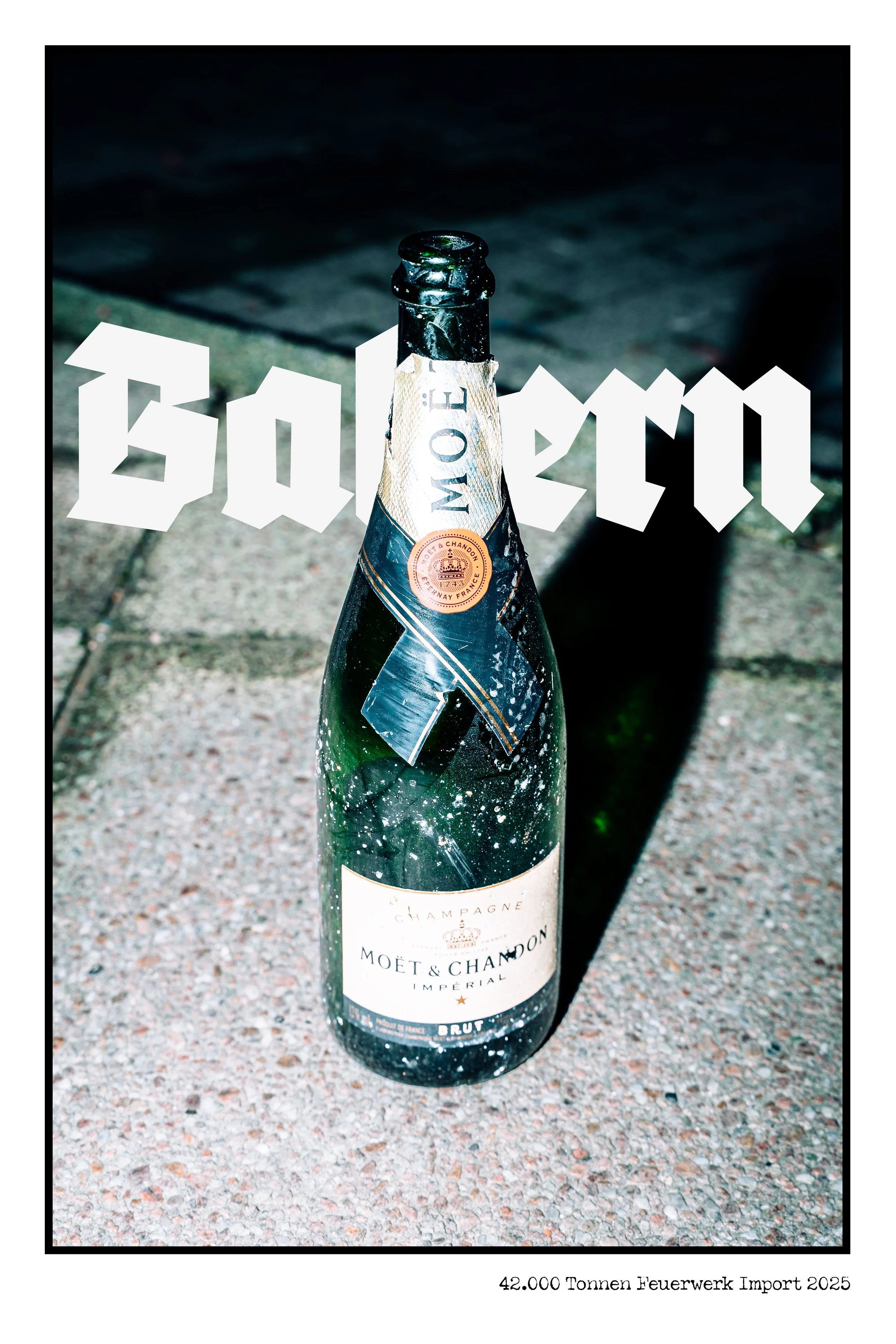 Leeres Champagnerflasche mit Spritzern auf steinähnlichem Boden, überlagert mit dem Wort 'BOOM' in großen, weißen Buchstaben, und einem Untertitel '42.000 Tonnen Feuerwerk Import 2025'.