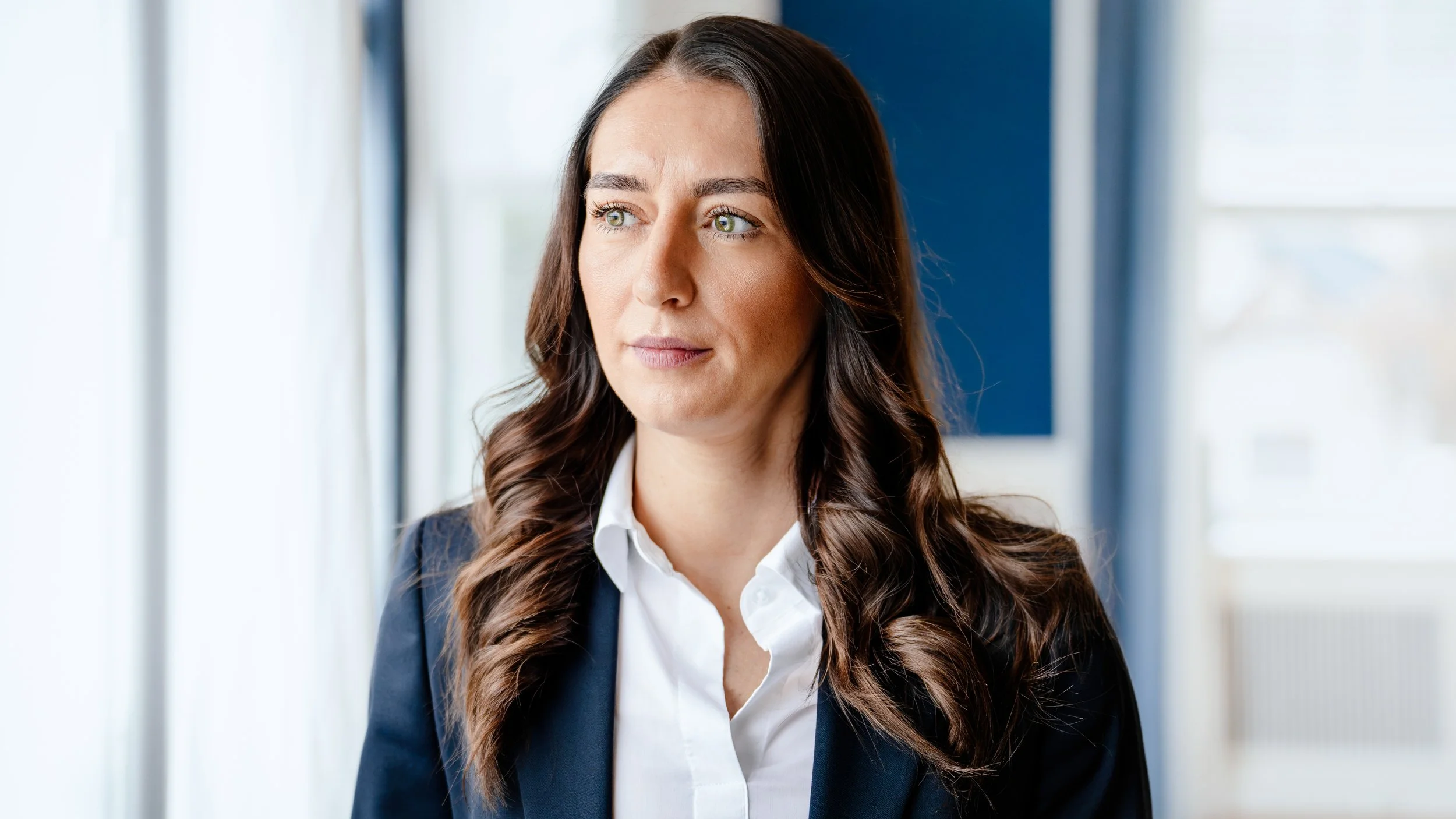 Porträt einer nachdenklichen Frau in einem Büro.