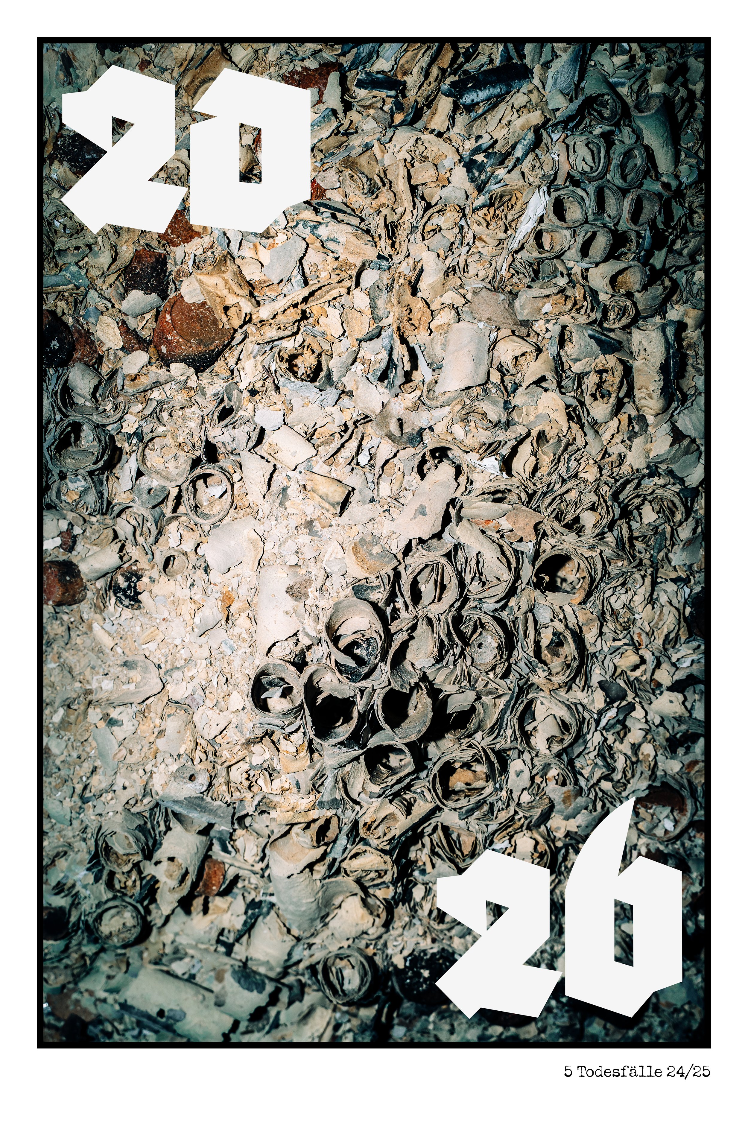 Haufen von zerknüllten Papierrollen und Schrott in einem Raum, mit der Zahl 20 oben links und 26 unten rechts, im Rahmen eines Posters mit der Beschriftung '5 Todesfälle 24/25'.