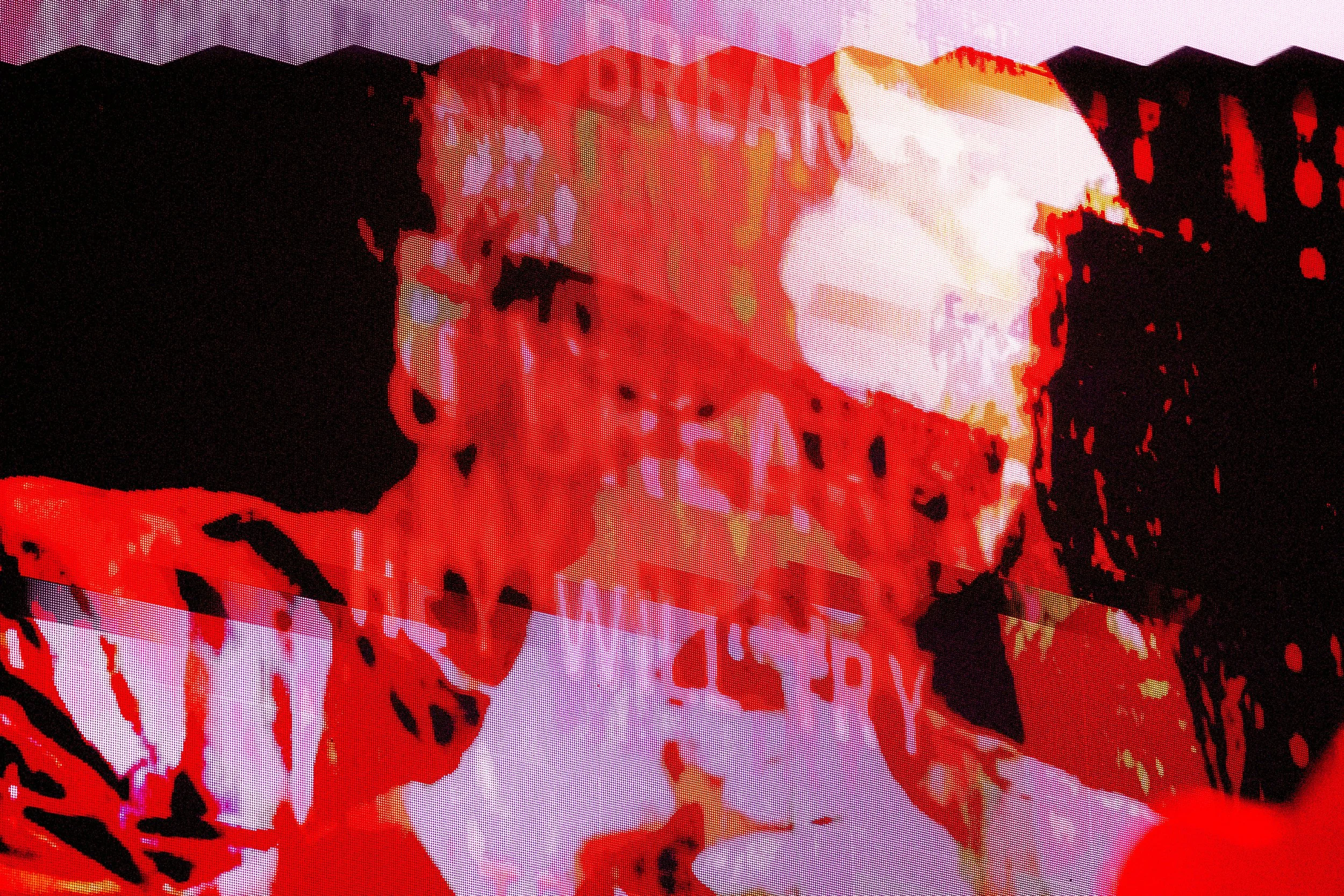 Abstraktes Kunstwerk mit Schwarz, Rot, Blau- und Orangetönen, bestehend aus Pixeln und Formen, die einen digitalen, zusammengesetzten Eindruck vermitteln.