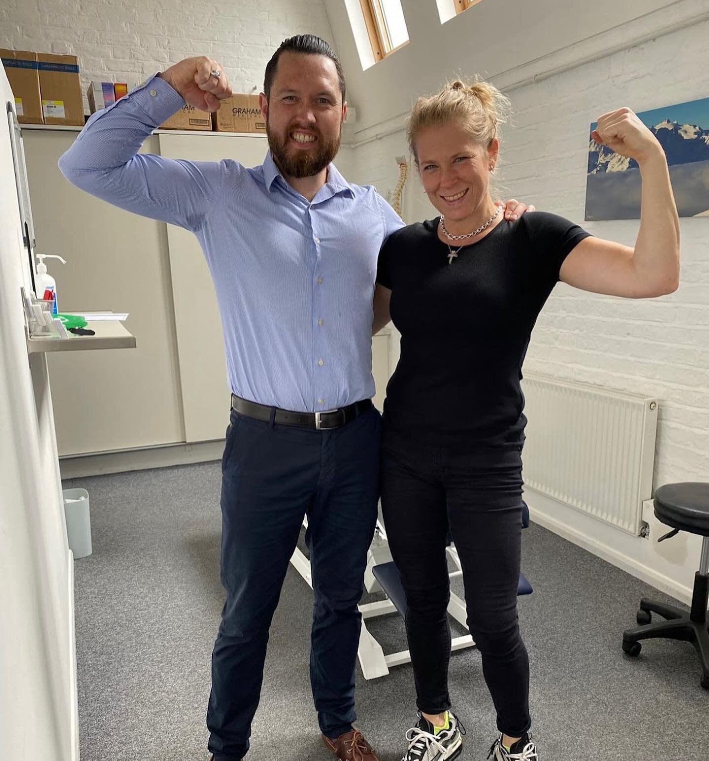 Thanks for the kind words Rachel. Do you even lift (properly) if you don&rsquo;t see a chiropractor? Pictured Rachel with @thehealthelevator doing his thing 💪🏼💪🏼 

👈🏻 to read Rachel&rsquo;s google review 🙏🏼

#chiropractic #weightlifting #stro